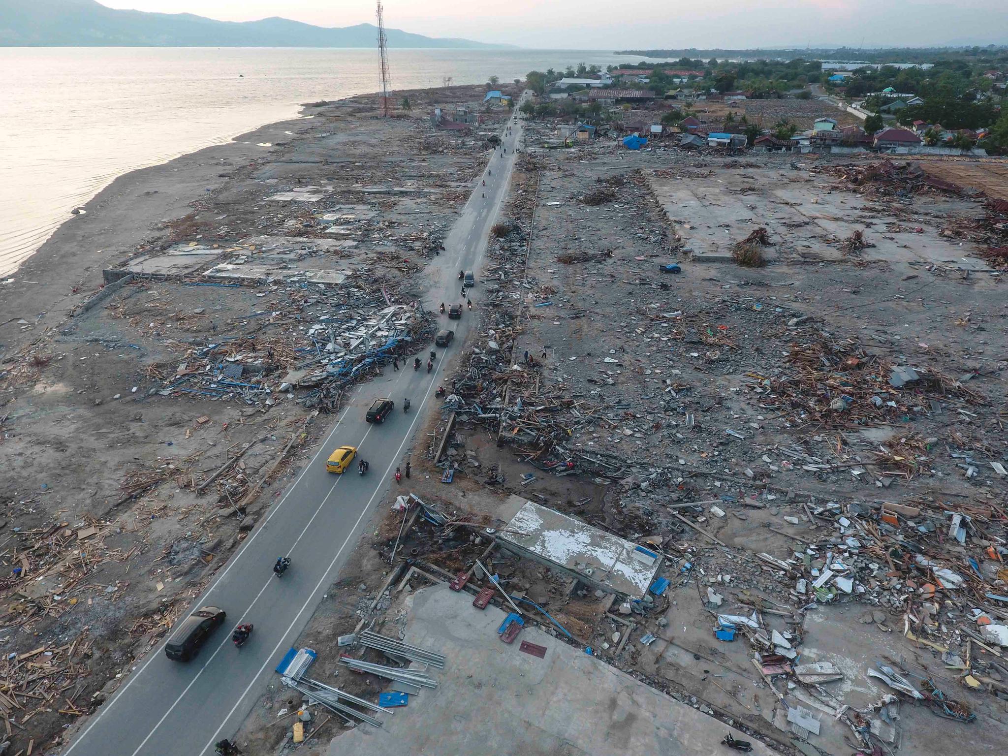 Dette bildet fra Tondo i Palu viser hvordan bygninger langs kysten er utslettet av tsunamien.