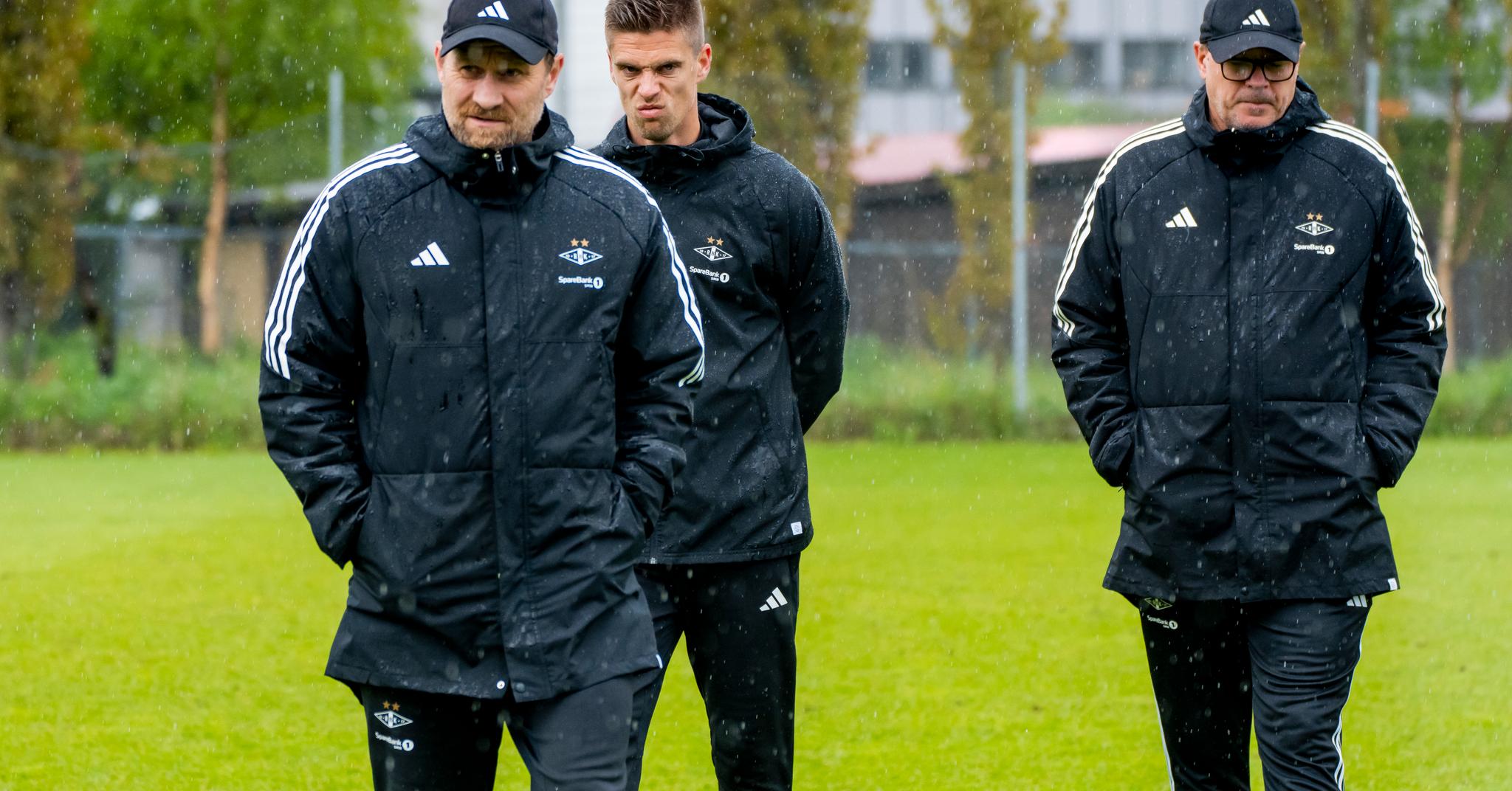 Kjetil Rekdal og Geir Frigård er under press. Her sammen med kaptein Markus Henriksen på onsdagens trening.