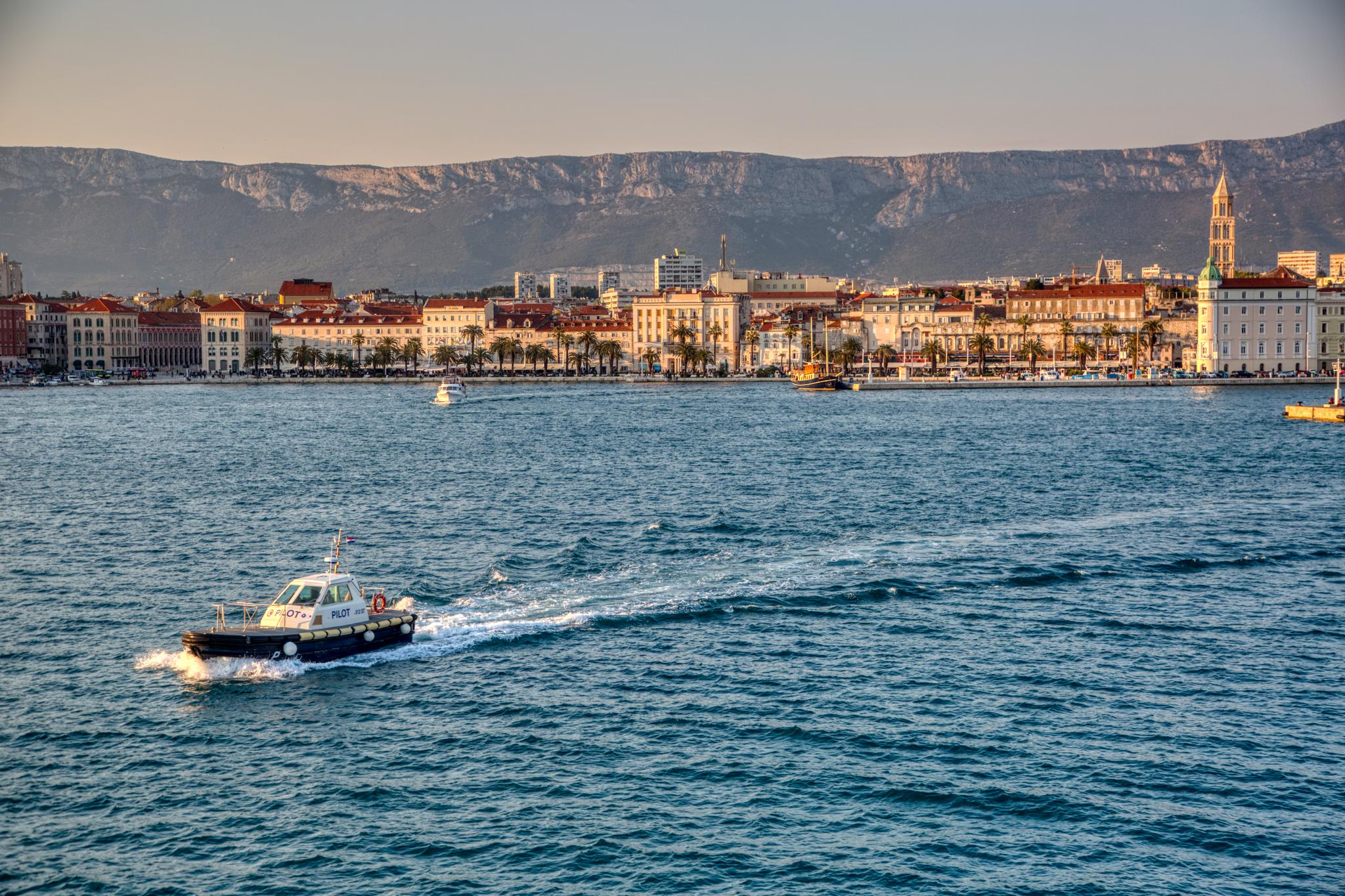 Det er lett å ta seg en dagstur fra Split til øyene utenfor. Fra fergen kan du se inn mot den 1700 år gamle byen.