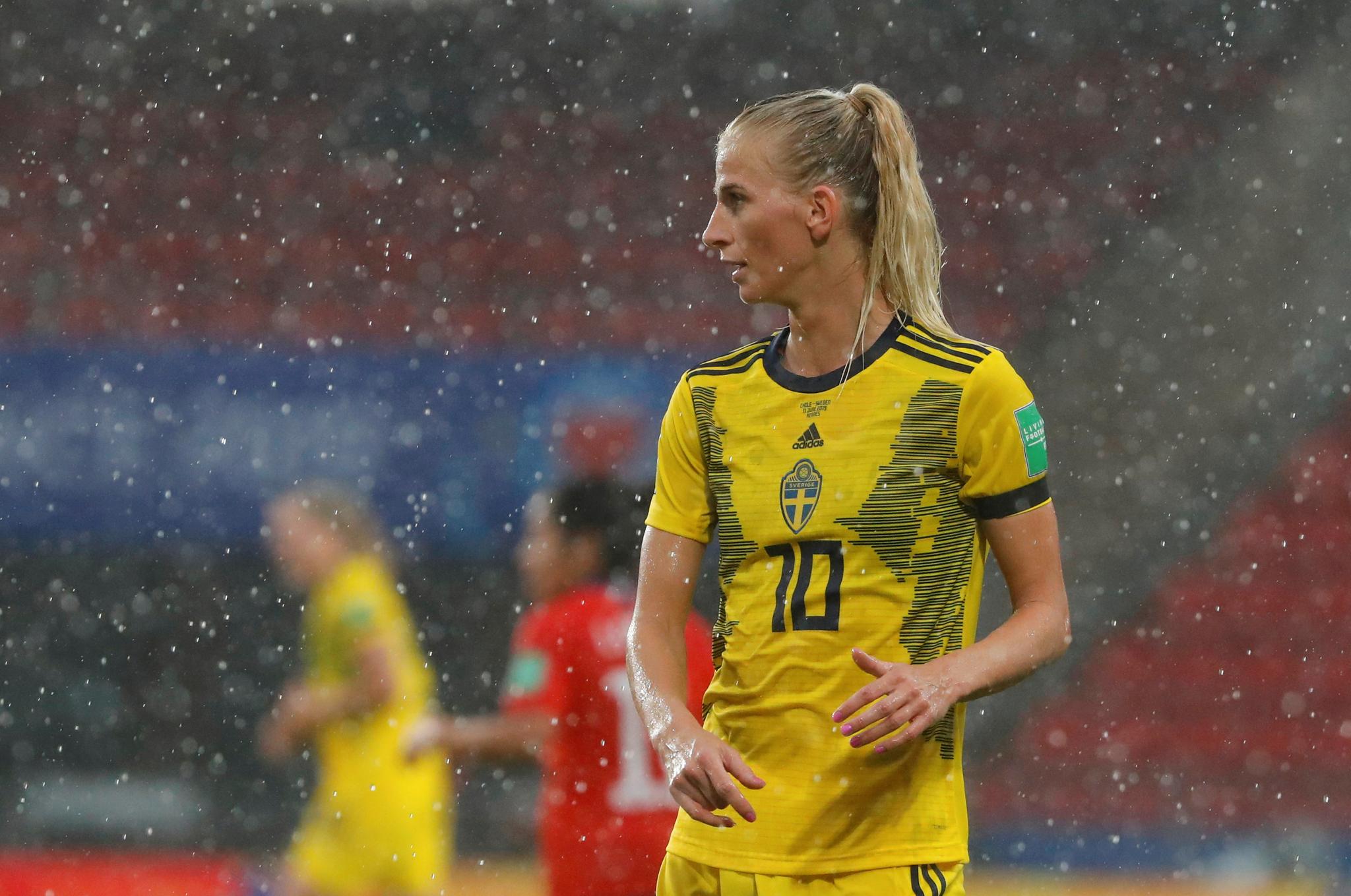 Sveriges Sofia Jakobsson i det kraftige regnværet. 