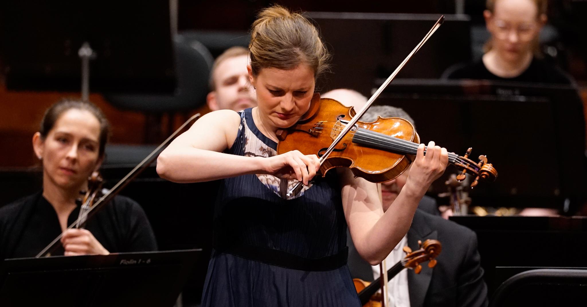 Veronika Eberle på scenen sammen med Oslo-Filharmonien.