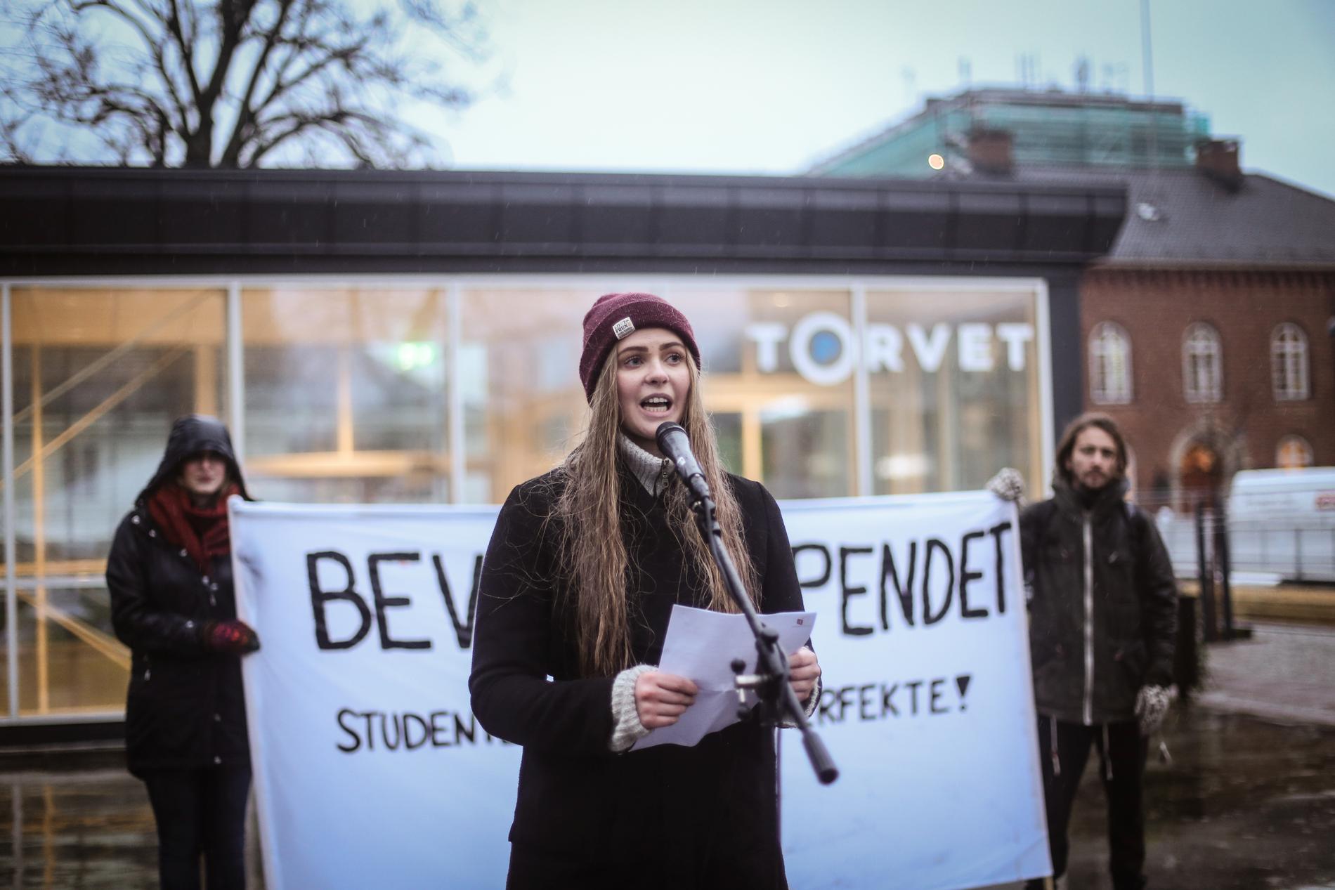  Øyvor Fossli Loddengaard, lokallagsleder for pedagogstudentene på UiA, var en av dem som holdt appell under demonstrasjonen torsdag formiddag. 