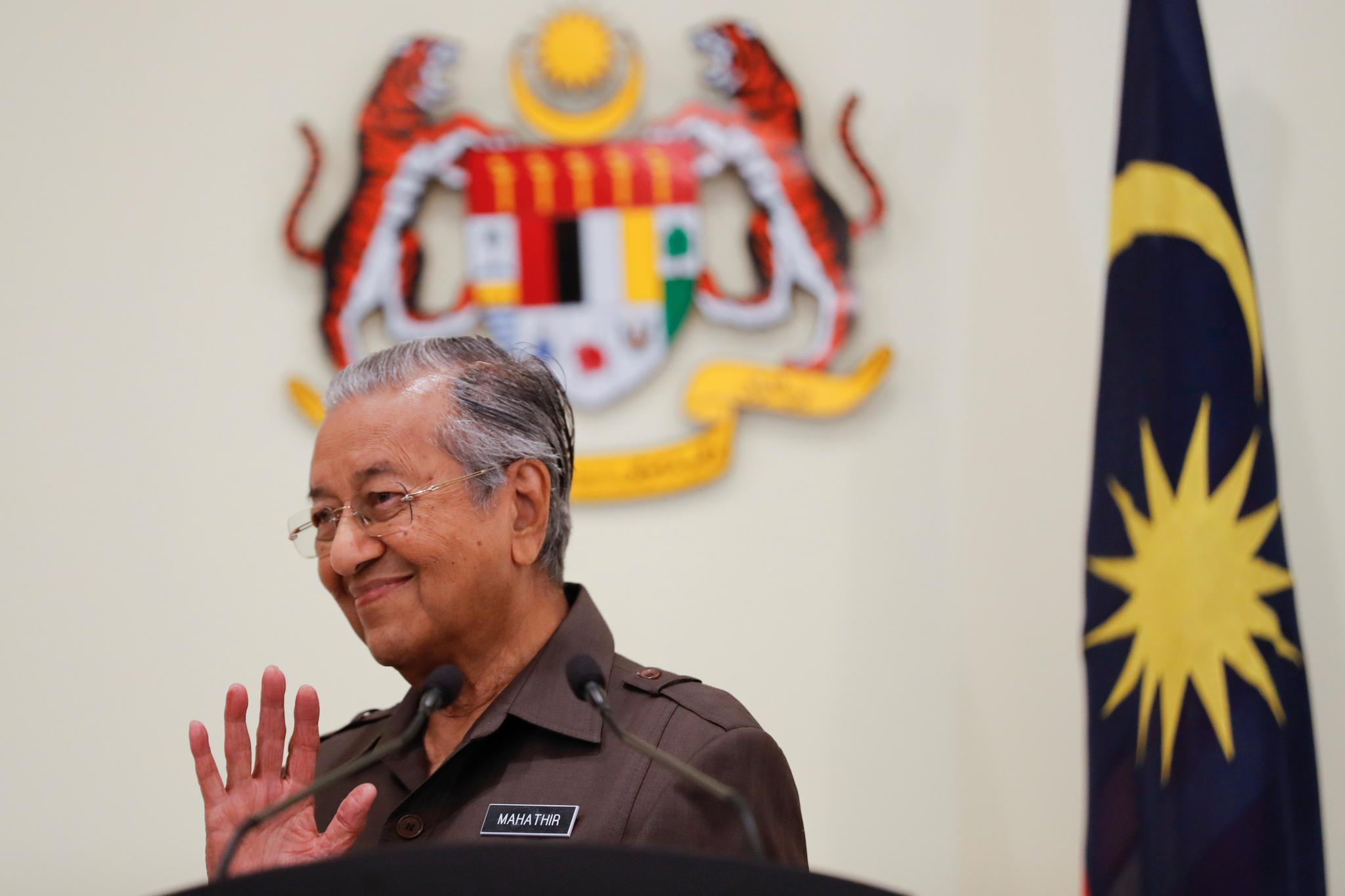Statsminister Mahathir Mohamad og hans parti trekker seg fra makten i Malaysia. Mahathir har med sine 94 år vært verdens eldste statsminister. 