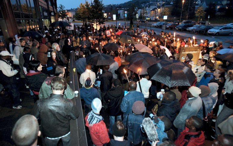 Nettverk mot statlig rasisme i Trondheim tok initiativet til et fakkeltog i protest mot politiets opptreden da Obiora døde.