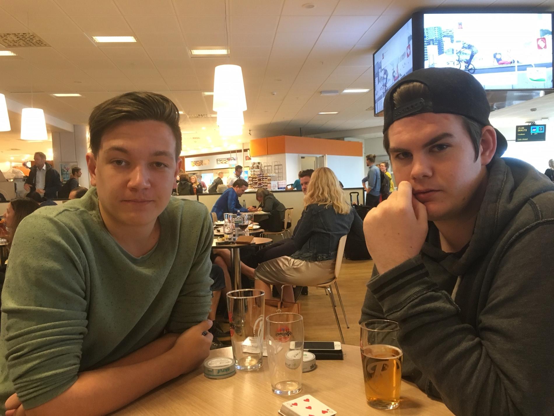 FRUSTRERT: Fetterne Nathaniel Andresen (21) og Martin Jørgensen (21) venter på Flesland i håp om å rekke en Bruce Springsteen konsert i kveld.  