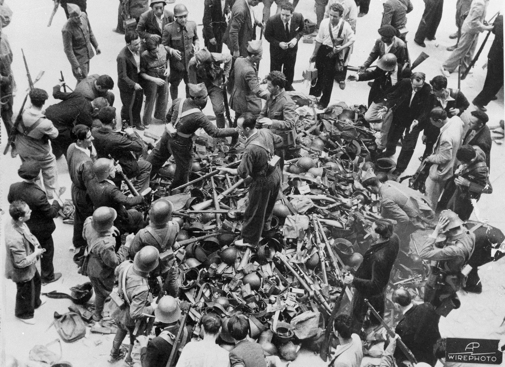 Frivillige får utdelt våpen og ammunisjon ved brakkene i Madrid i juli 1936 for å slå tilbake nasjonalistene nord for Madrid. 