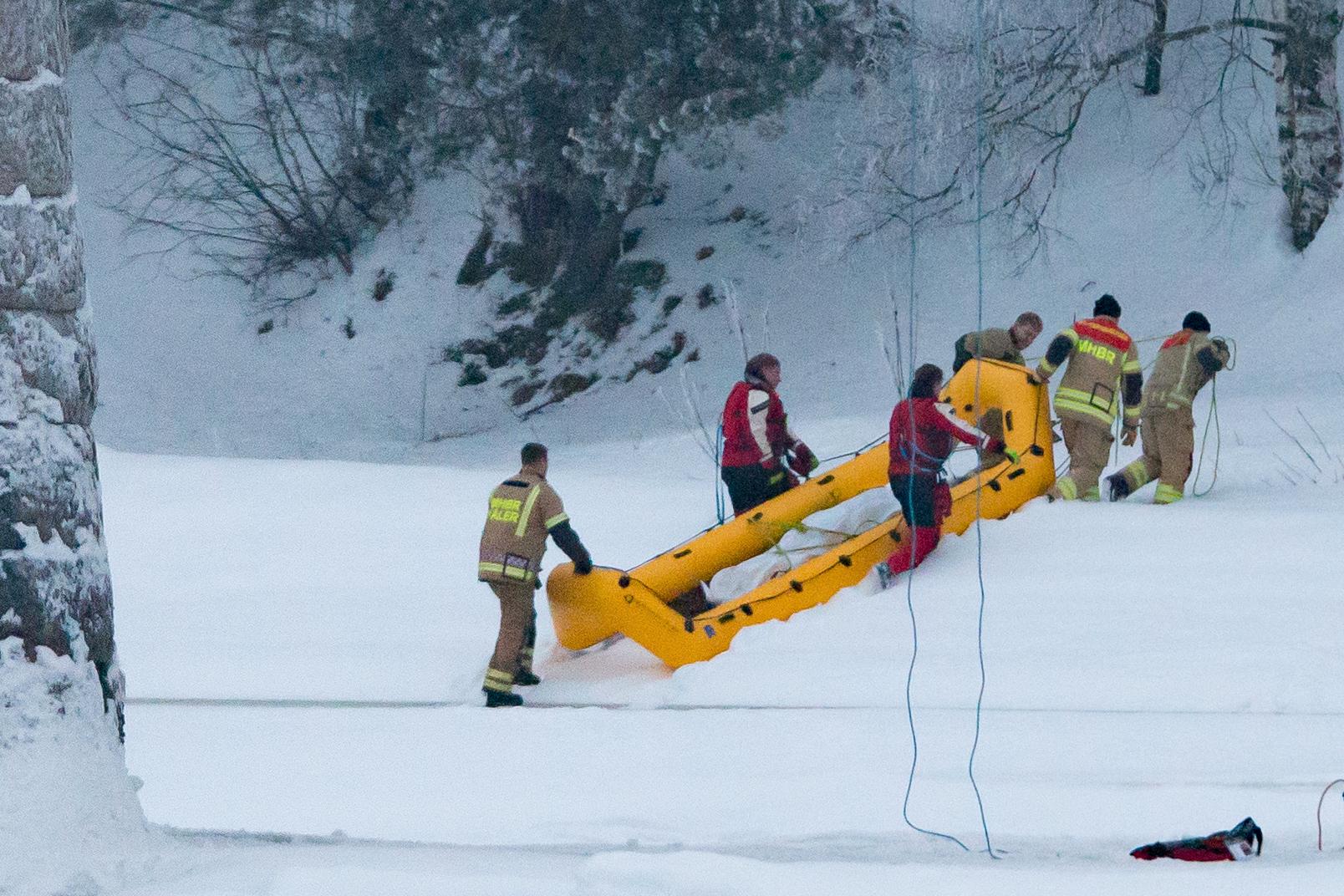 Personell fra Midt-Hedmark brann og redning frakter den drepte Janne Jemtland opp fra Glomma ved Eid bro i Våler den 13. januar. Foto: Fredrik Hagen / NTB scanpix
