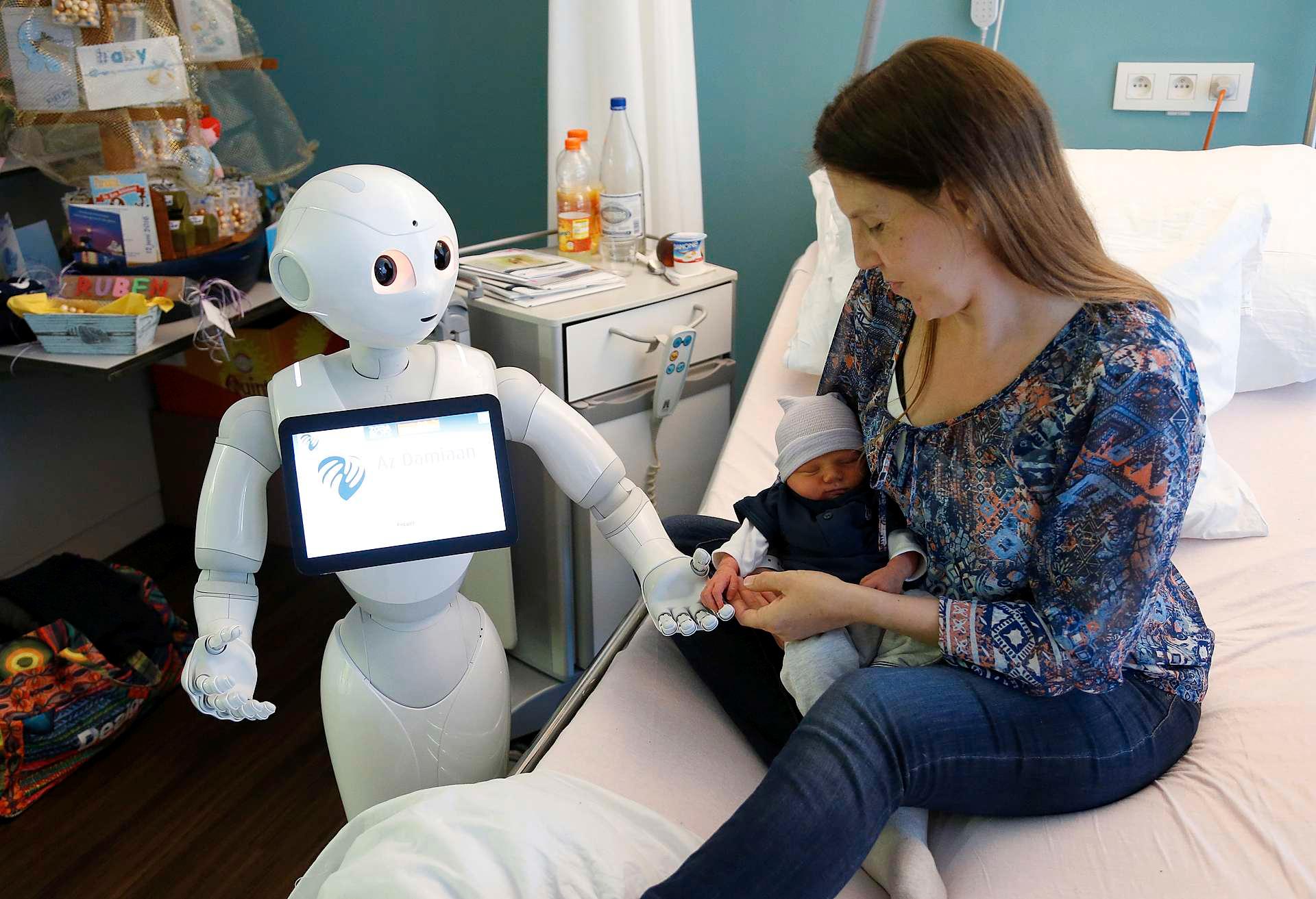 Roboten Pepper, som bruker datahjernen Watson, er nylig «ansatt» ved AZ Damiaan sykehus i Belgia for å ta imot og ta vare på besøkende og pasienter.