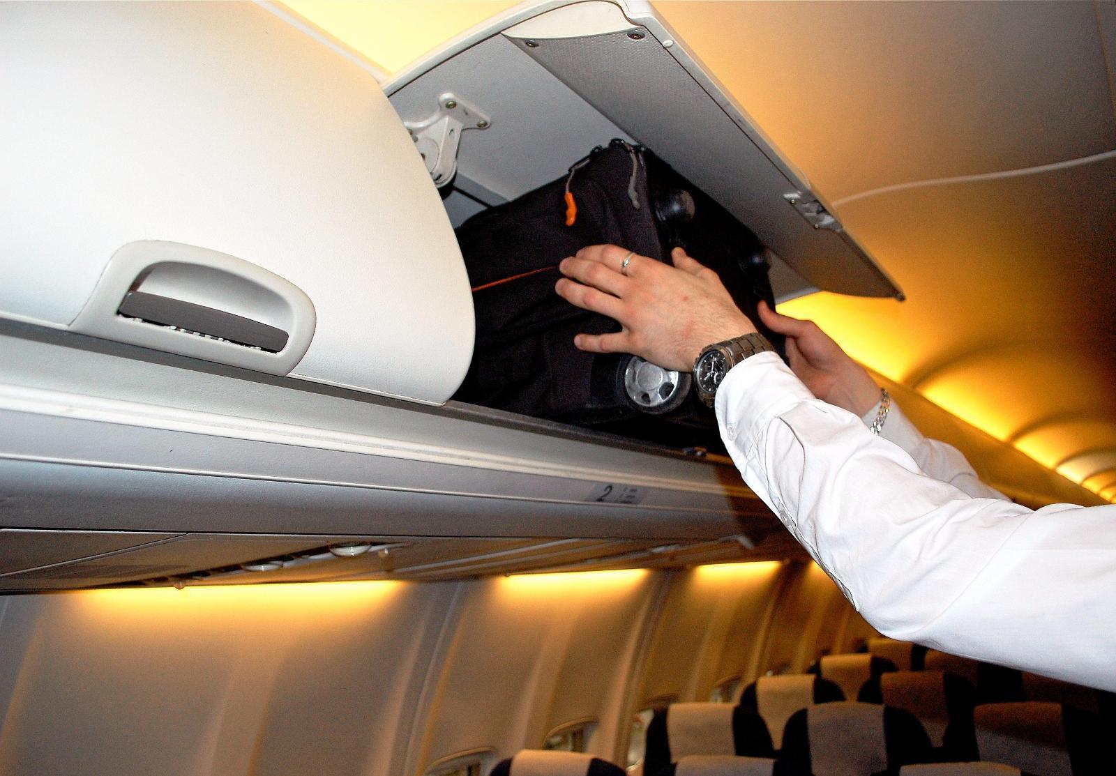 SKAL IKKE LØFTE TUNGT: Tunge kofferter og håndbagasje kan være belastende for kabinpersonalet å håndtere om bord på flyet.