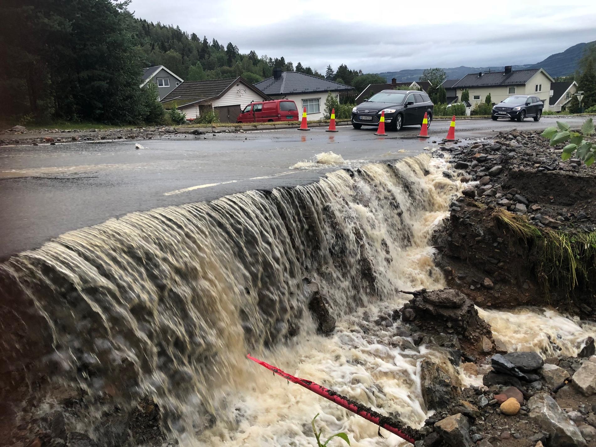 FLOM: Store nedbørsmengder førte til flom og oversvømmelse i Brumunddal natt til tirsdag. Bildet er fra Nordåsvegen.