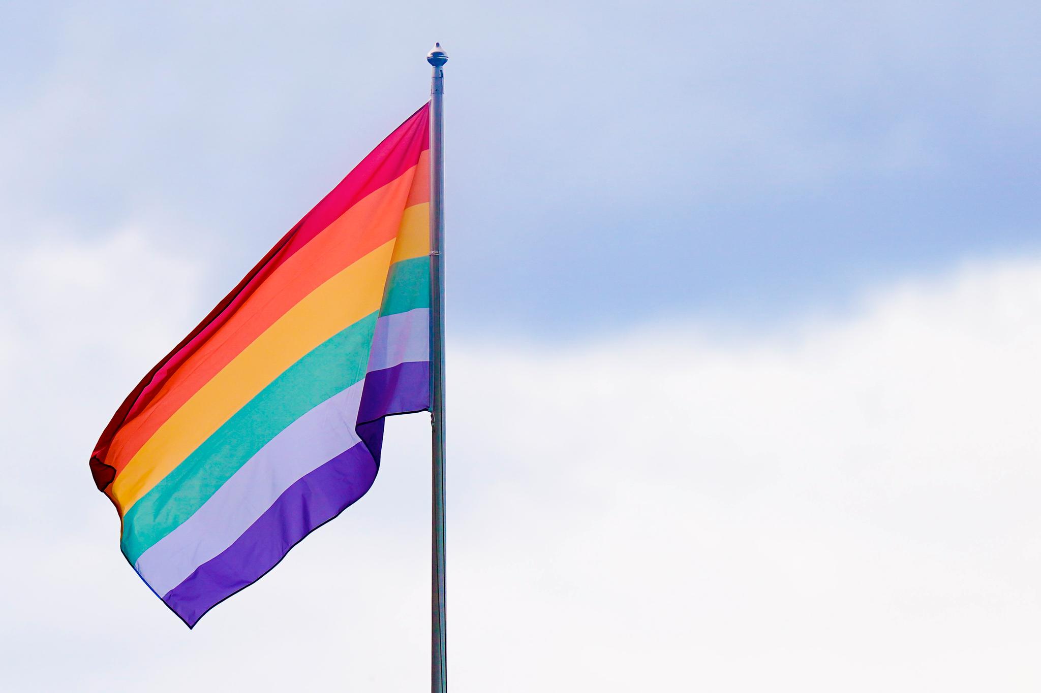 Pride-fargene prydet flagg på Intility Arena søndag ettermiddag.