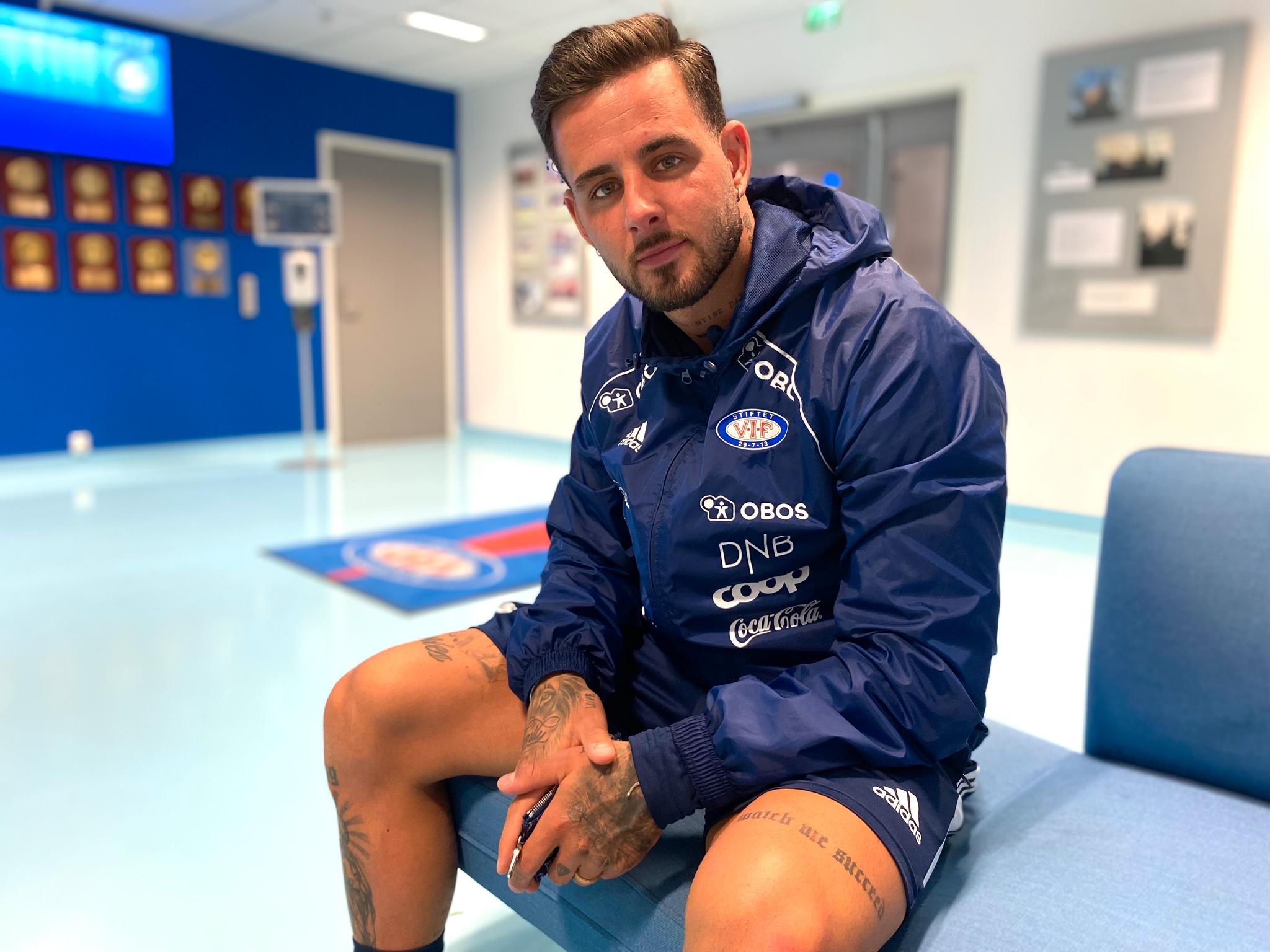 TØFF PERIODE: Aron Dønnum er inne i sine siste uker i Vålerenga. Onsdag pratet 24-åringen med VG utenfor garderoben på Intility Arena i Oslo.