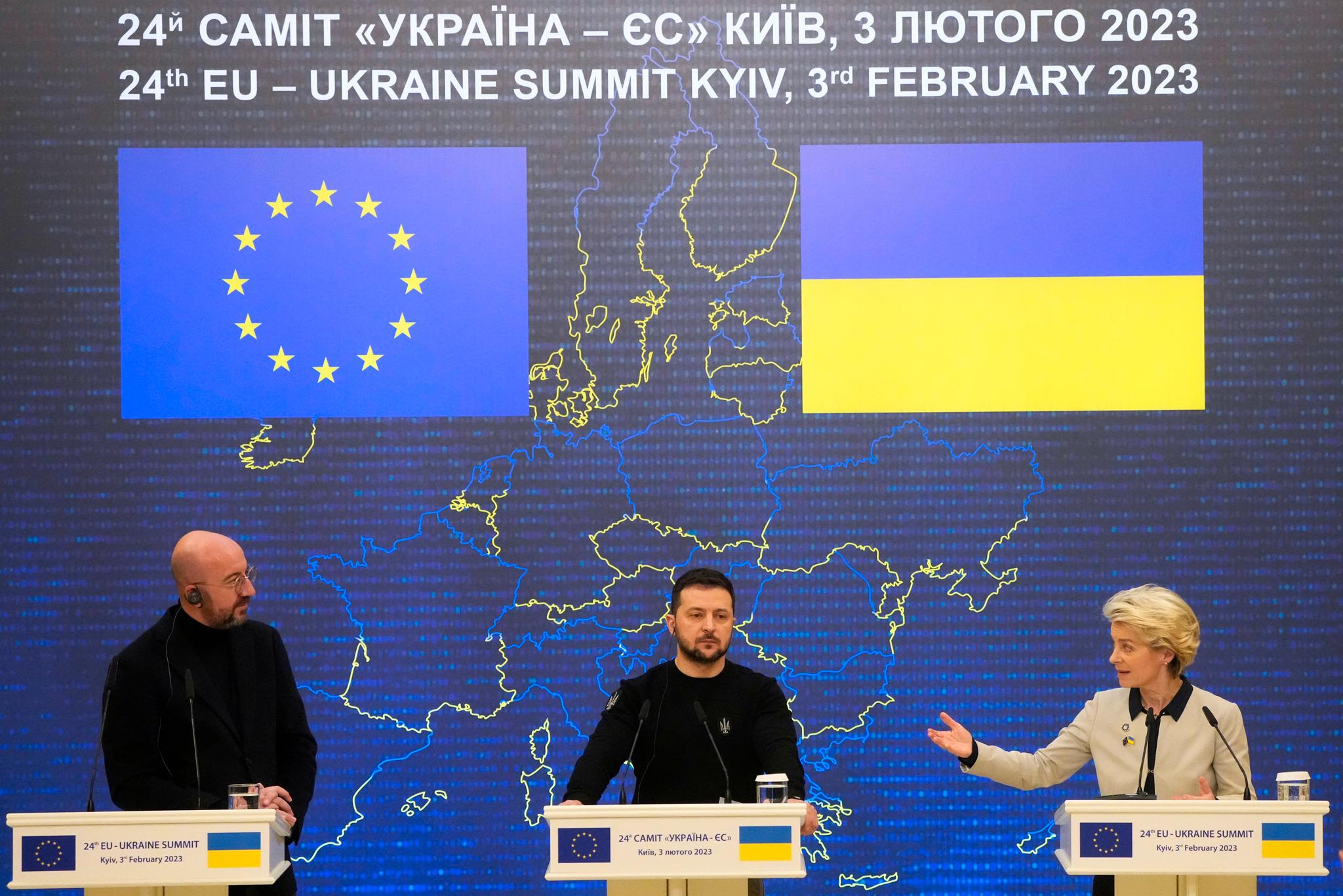 F.v. EU-rådets president Charles Michel, Ukrainas president Volodymyr Zelenskyj og EU-kommisjonens president Ursula von der Leyen holdt en felles pressekonferanse som ble sendt i opptak etter toppmøtet i Kyiv. 