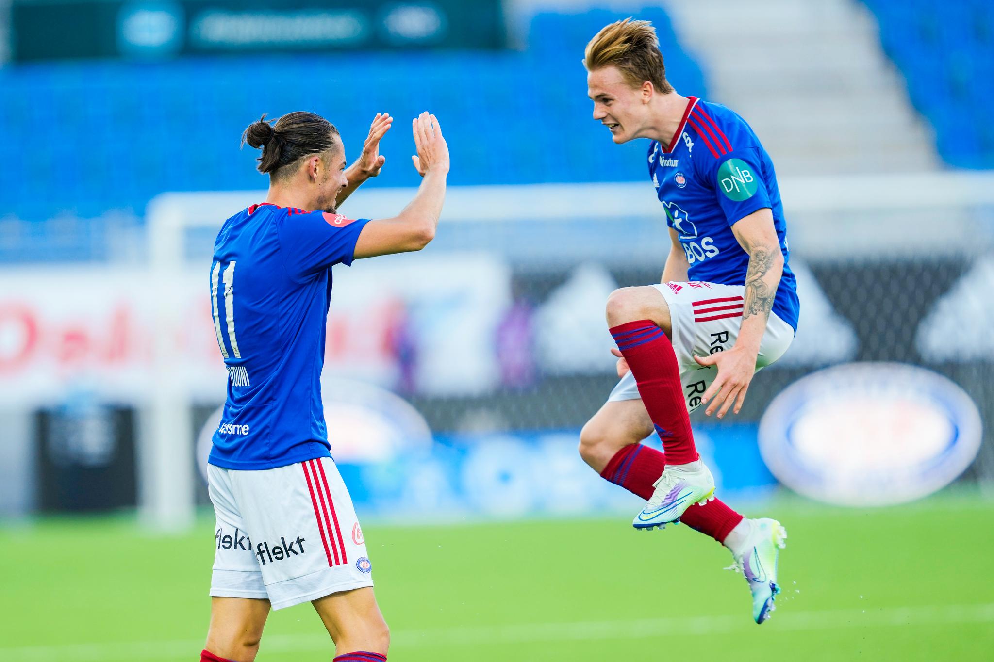 Amor Layouni og Tobias Christensen feirer etter Vålerengas andre scoring.