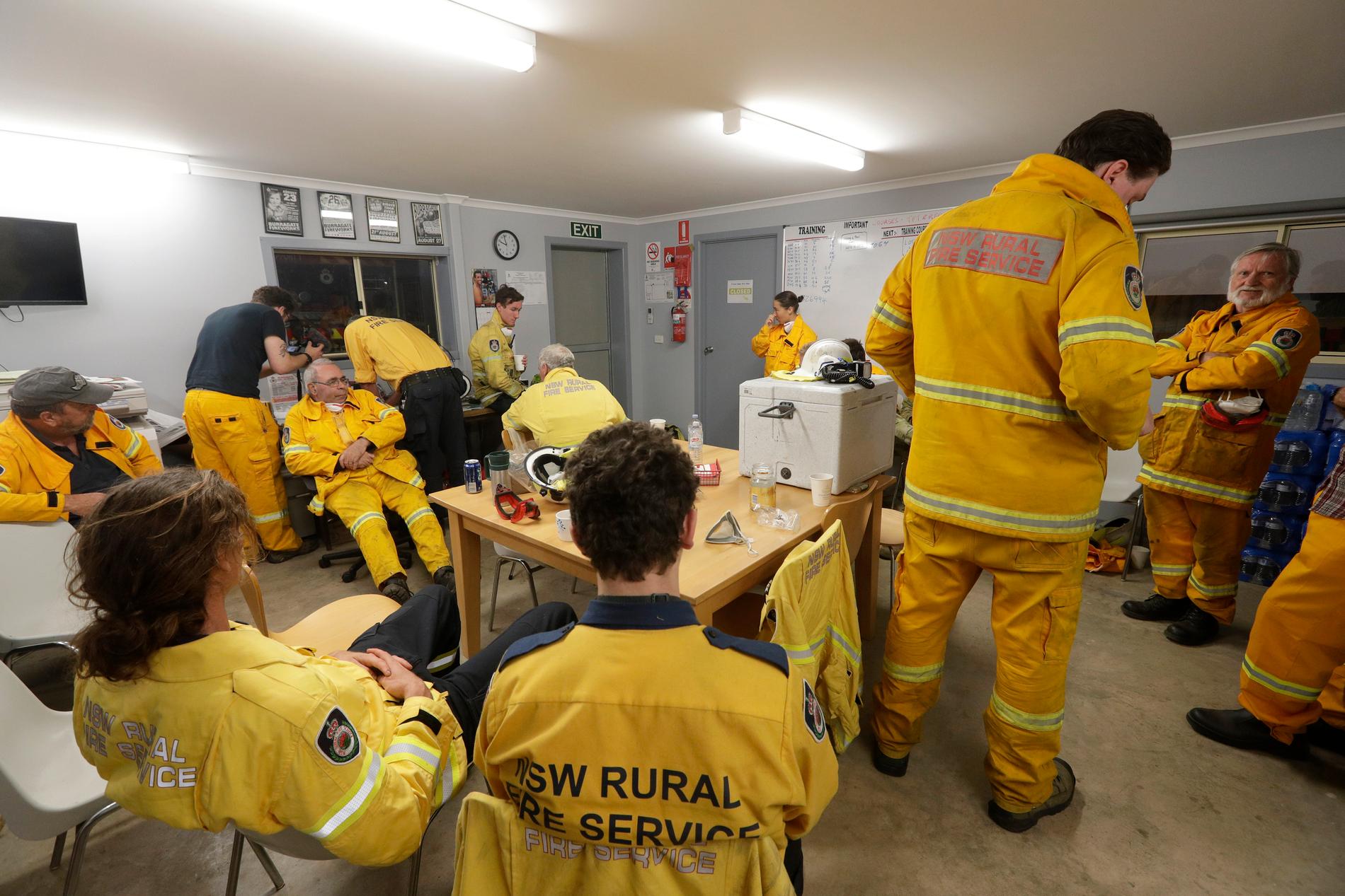BEREDSKAP: Brannfolk i Burragate i New South Wales var i beredskap fredag. 