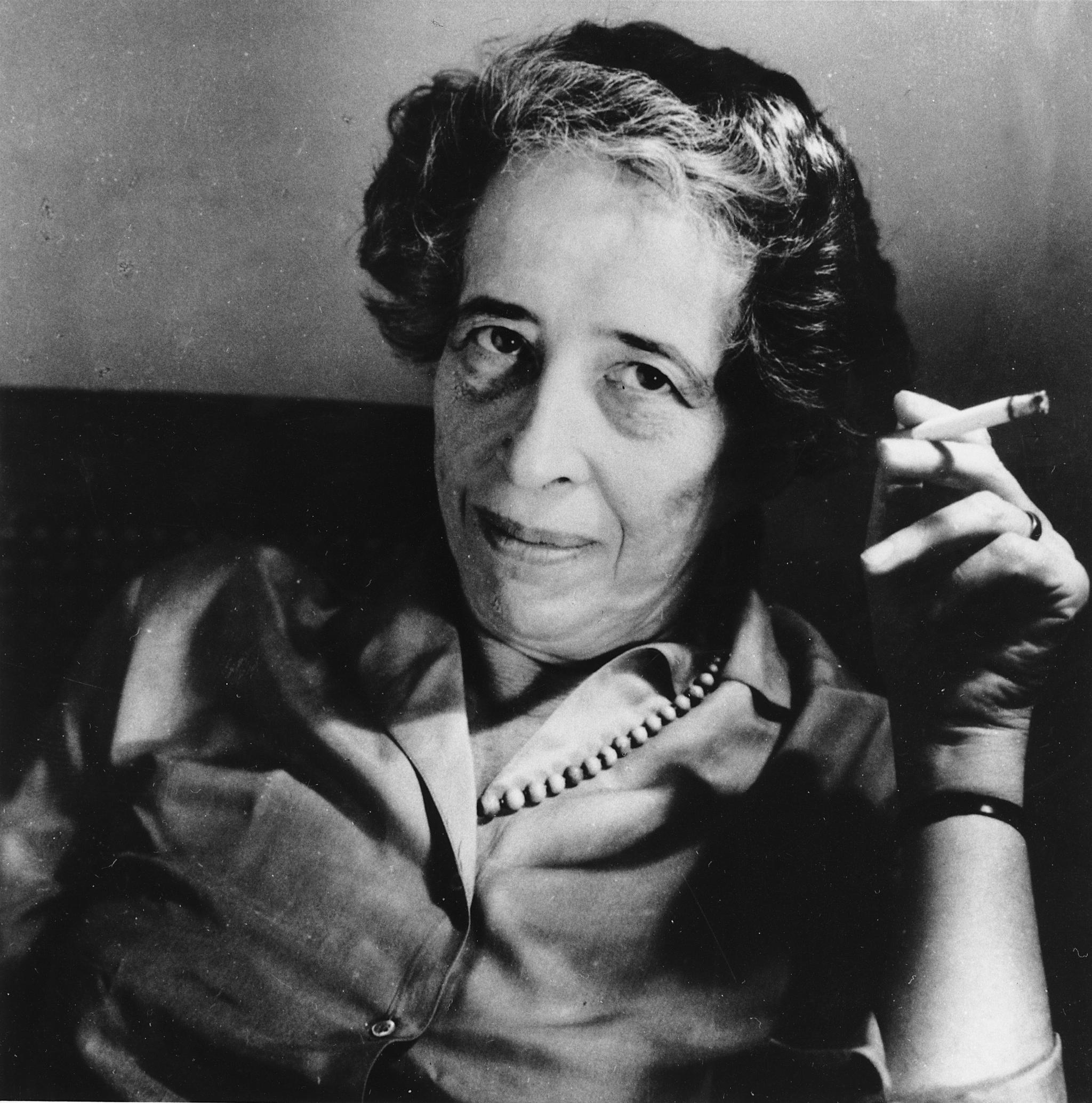 Hannah Arendt var en jødisk tysk filosof, som emigrerte til USA i 1941. Arendt skrev blant annet bøkene «Totalitarismens opprinnelse» (1951) og «Vita Activa» (1958). 