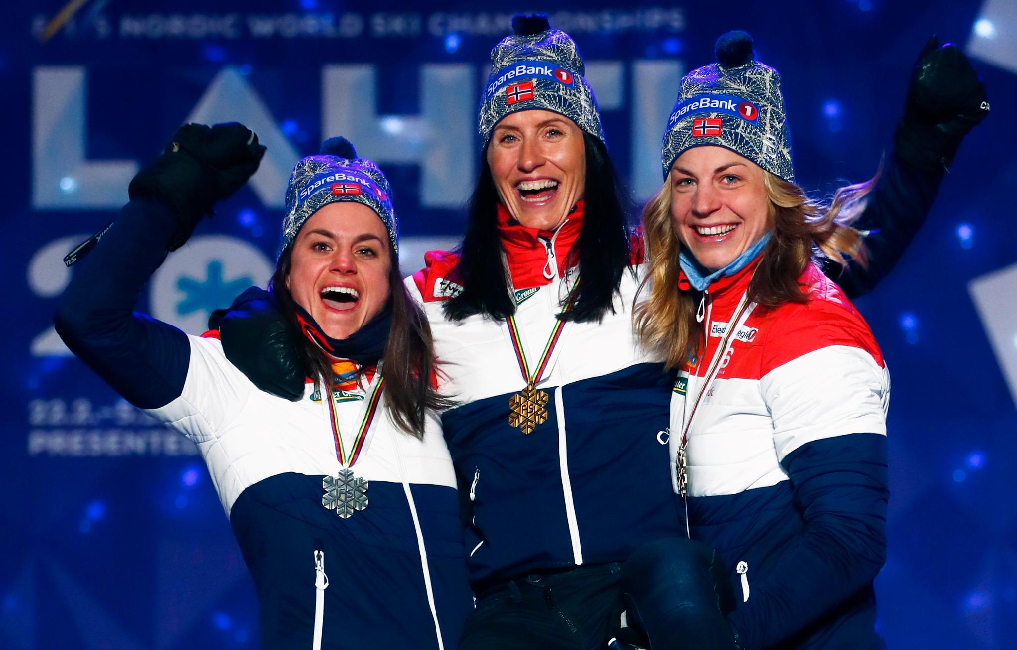 Tre norske på pallen. Astrid Uhrenholdt Jacobsen på tredjeplass sammen med Heidi Weng og gullvinner Marit Bjørgen etter tremila i VM i Lahti i 2017. 