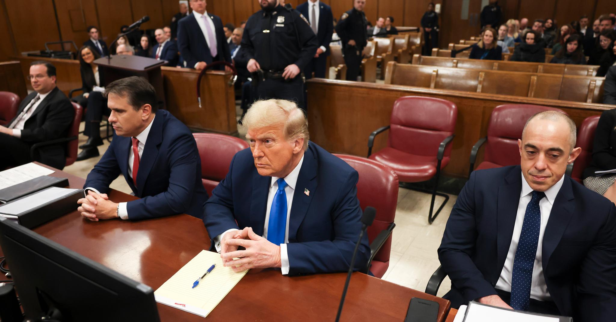 Donald Trump sitter her i retten mellom sine forsvarere, Todd Blanche og Emil Bove.
