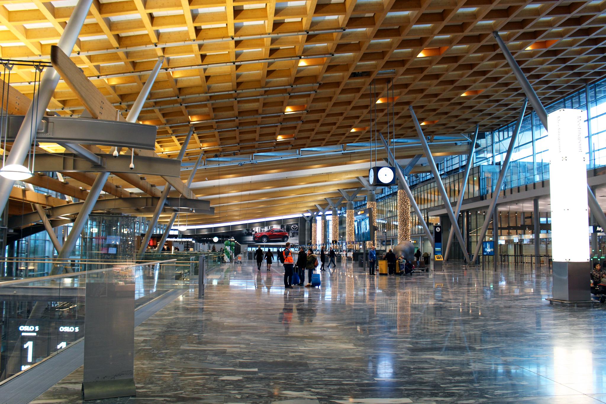DOBLES: Sjakkformen i taket forbinder de to ankomsthallene på Oslo Lufthavn.