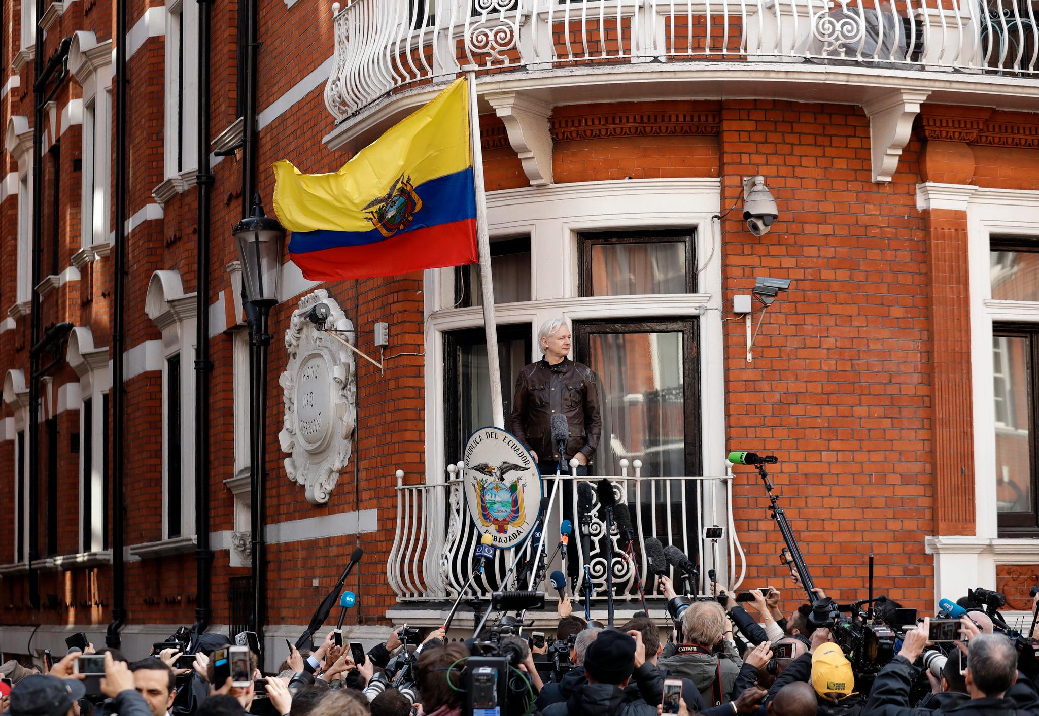 I syv år satt Julian Assange i asyl i Ecuadors ambassade i London. Det skjedde etter han ble etterlyst av svenske myndigheter etter at han ble anmeldt for seksuelle overgrep. Han fryktet at Sverige ville utlevere han til USA.