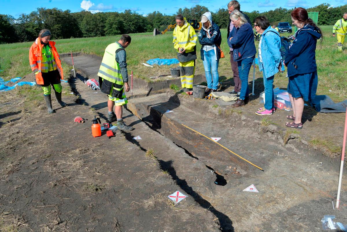 Kjølen til Gjellestadskipet i Østfold er gravd fram av arkeologer fra Fylkeskonservatoren. Kjølen skal være i god stand. Nå skal skipet graves ut etter at regjeringen har bevilget penger til arbeidet. 