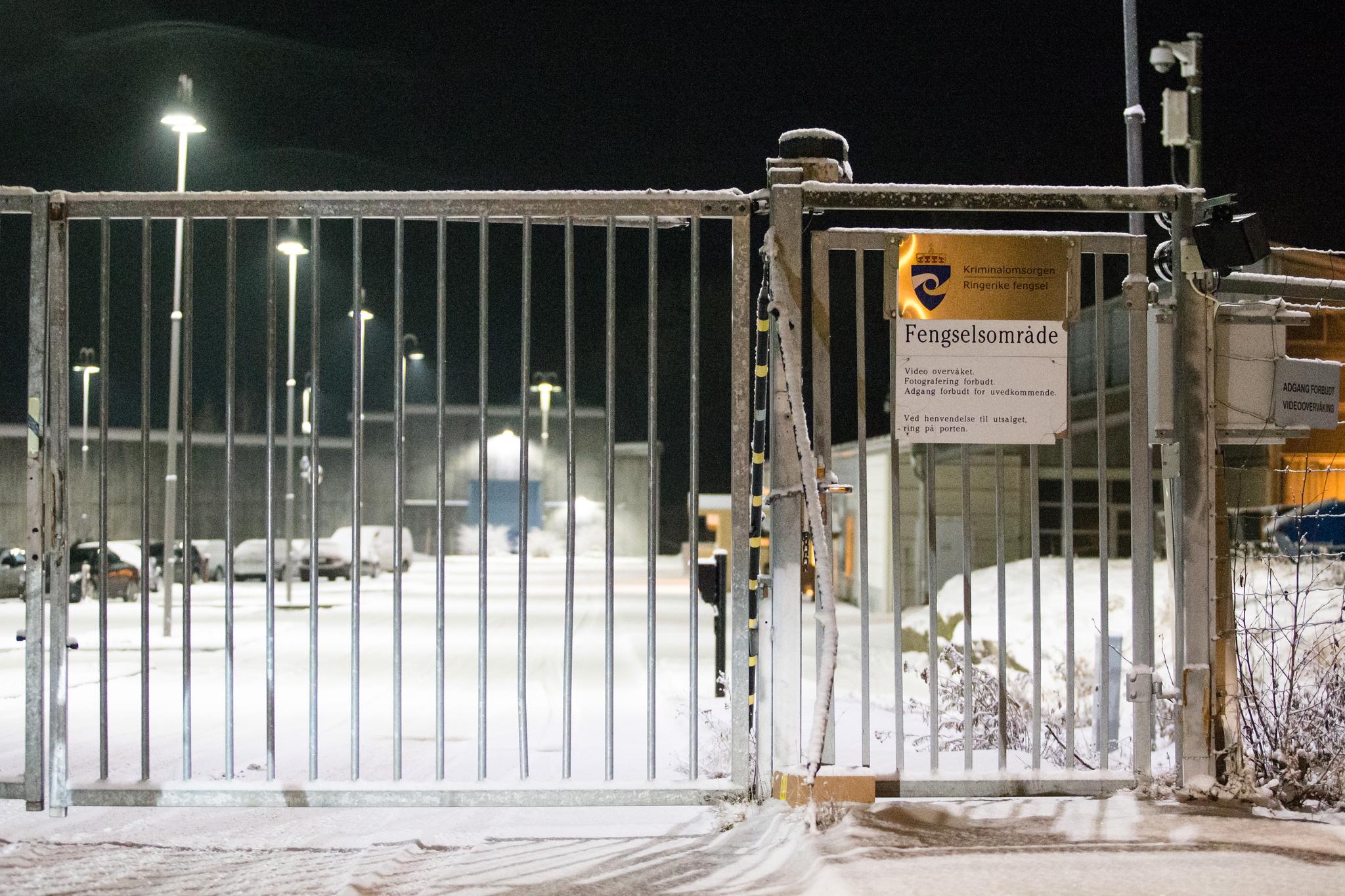 Politiet mottok meldingen om drapet i Ringerike fengsel klokken 13.14 lørdag. Etter det Aftenposten erfarer skal hendelsen ha skjedd i en fellesskapsavdeling i fengselet.