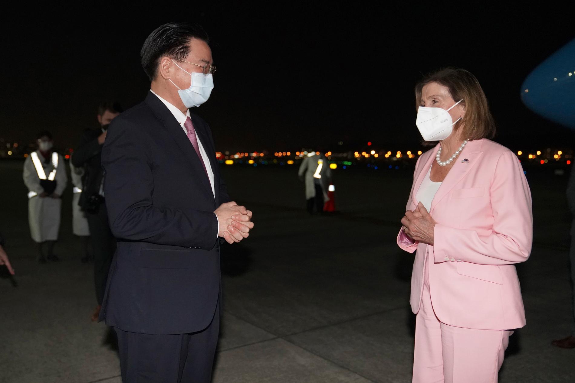 Demokraten Nancy Pelosi ble tatt imot av Taiwans utenriksminister Joseph Wu (til venstre) på flyplassen i Taipei sent tirsdag kveld. 