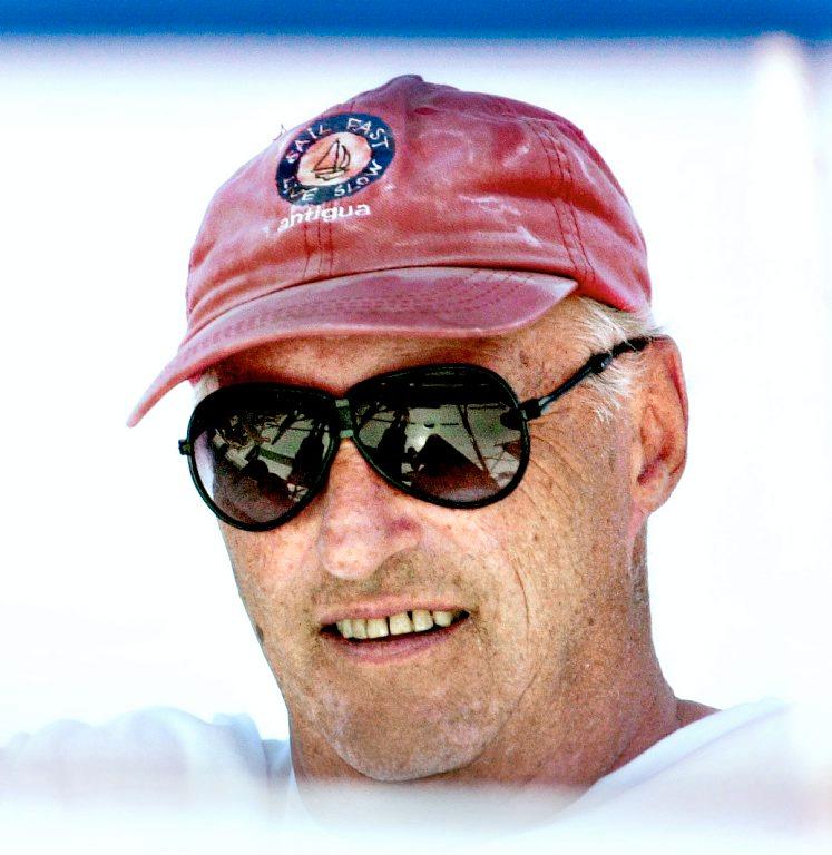 Kong Harald deltar i den spanske seilregattaen Trofeo Tabarca i juli 2003.