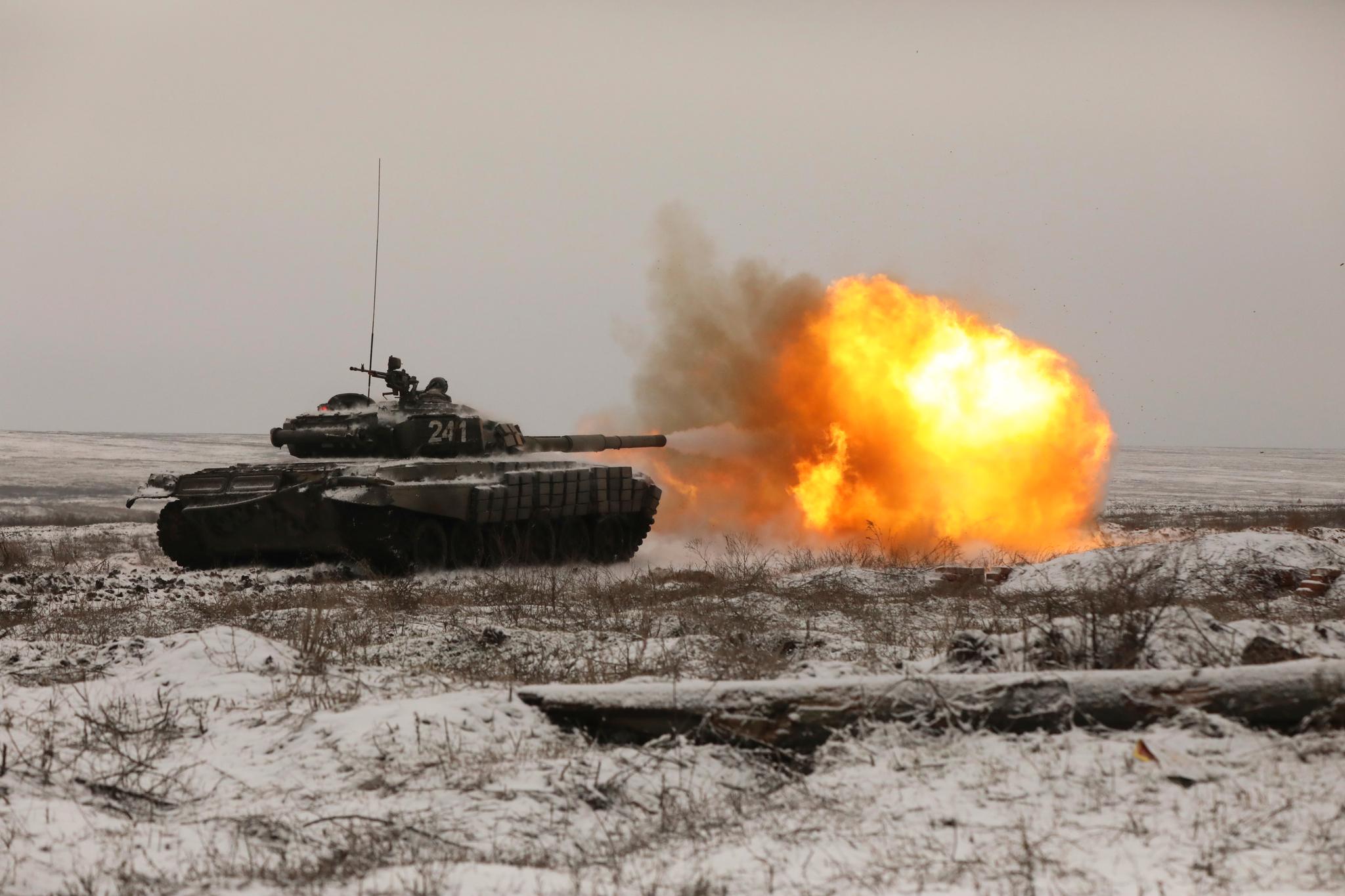 En russisk stridsvogn fotografert under en øvelse ved Kadamovskij-basen i Rostov-regionen sør i Russland. 