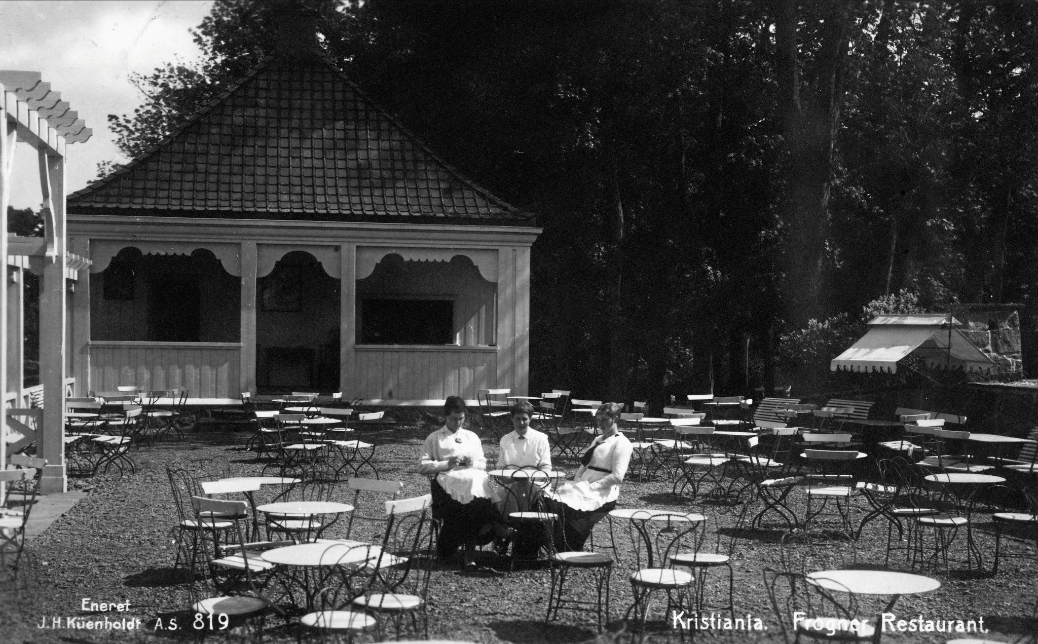 Frognerparken kafé, ca. 1920. broen var Frognerparkens Café blitt bygget i 1918, da Frognerparken var ferdigstilt som fullverdig rekreasjonsområde for byens befolkning.