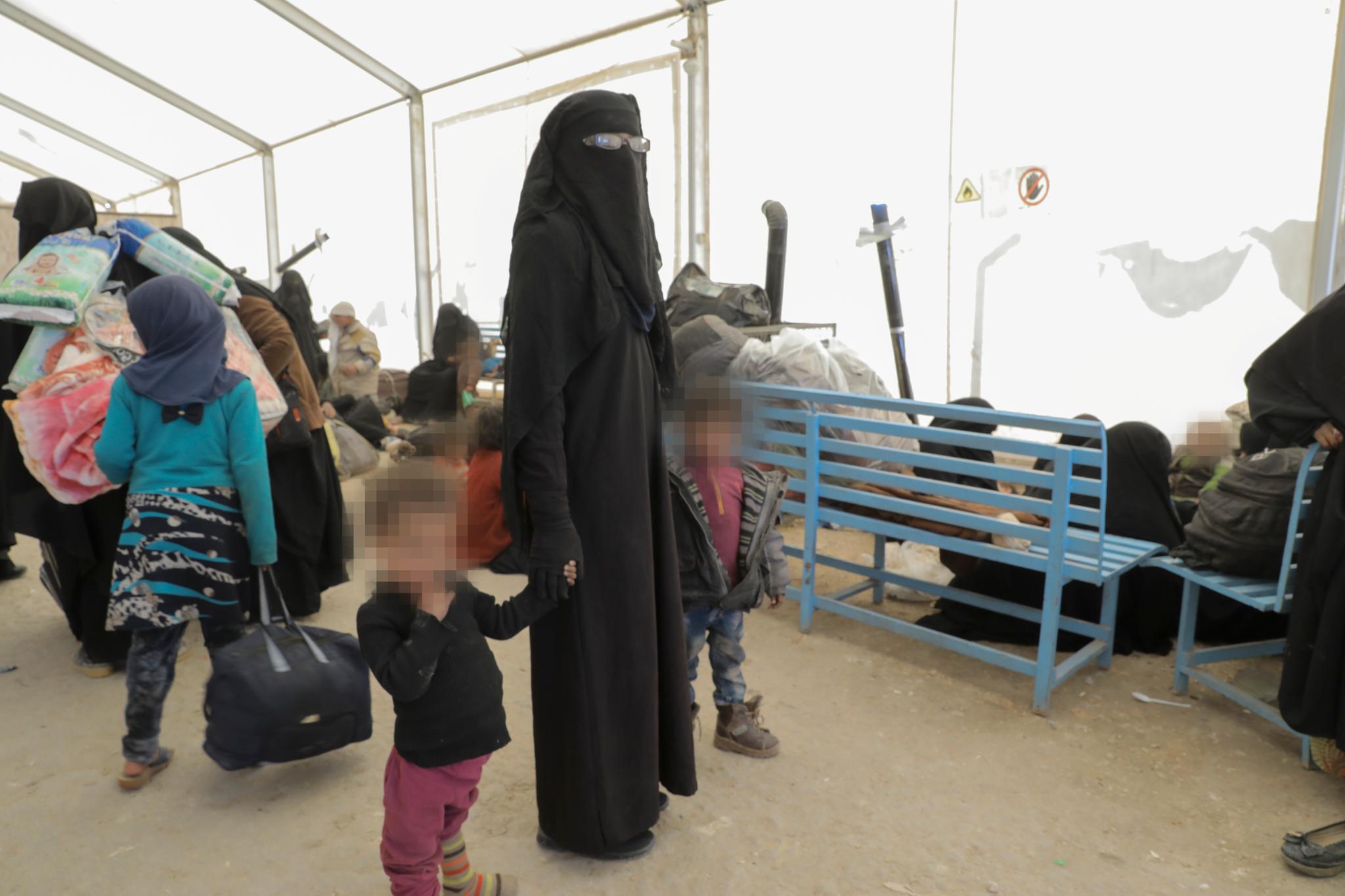 Etter seks år i Syria kom den norske kvinnen og de to barna hennes til Al-Hol-leiren. Hun ble hentet til Norge fordi det ene barnet hennes ble rapportert å være veldig syk.