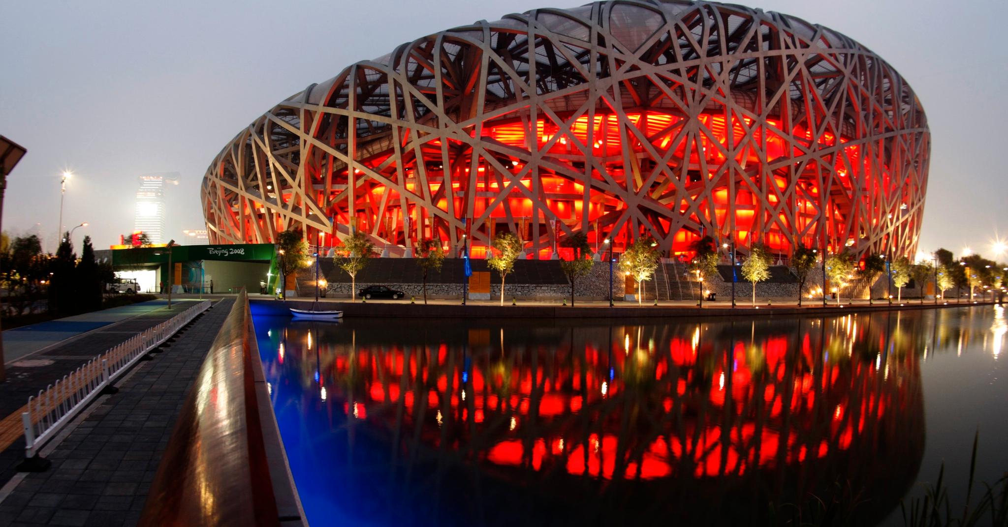 Ai Weiwei var med å designet «Fuglereiret»  sammen med blant andre arkitektfirmaet Herzog & de Meuron. Arenaen gjenbrukes i 2022. 
