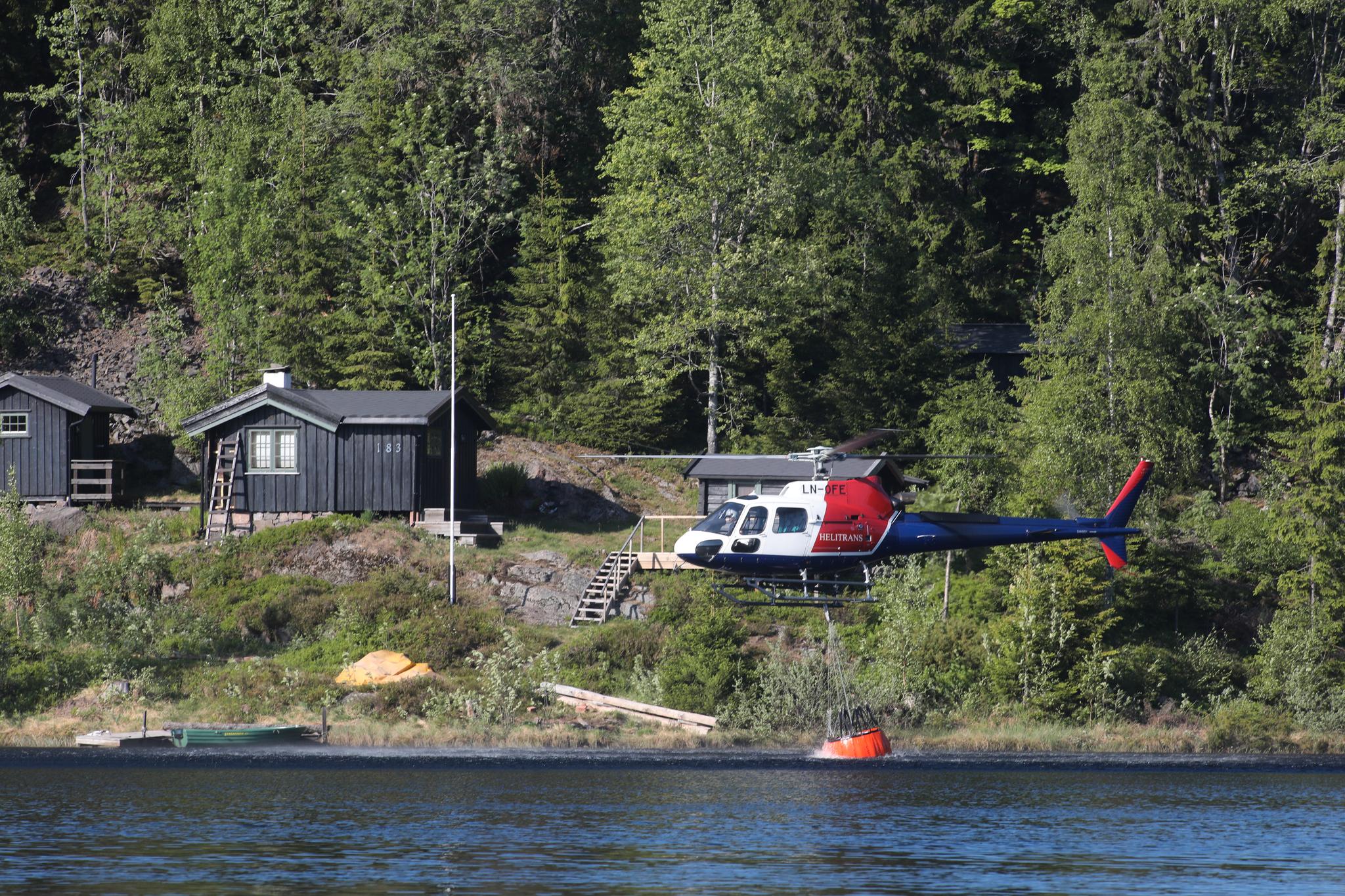 Ved Rognlivann i Lommedalen hentet helikopteret vann til slukkingen. 