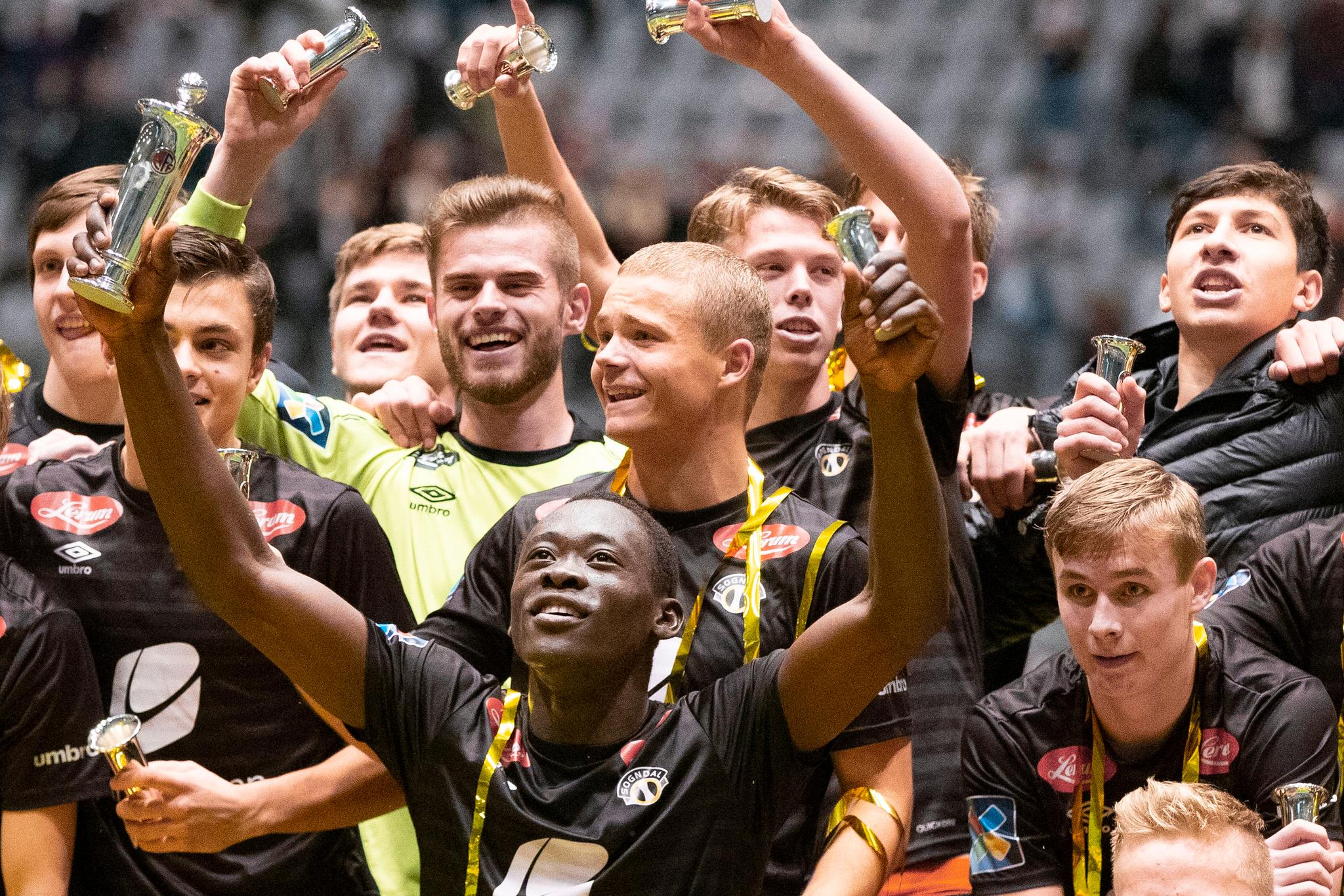 SPILTE FOTBALL MED SJEL: Sivert Mannsverk (nede til høyre) sammen med Akor Adams i 2018.