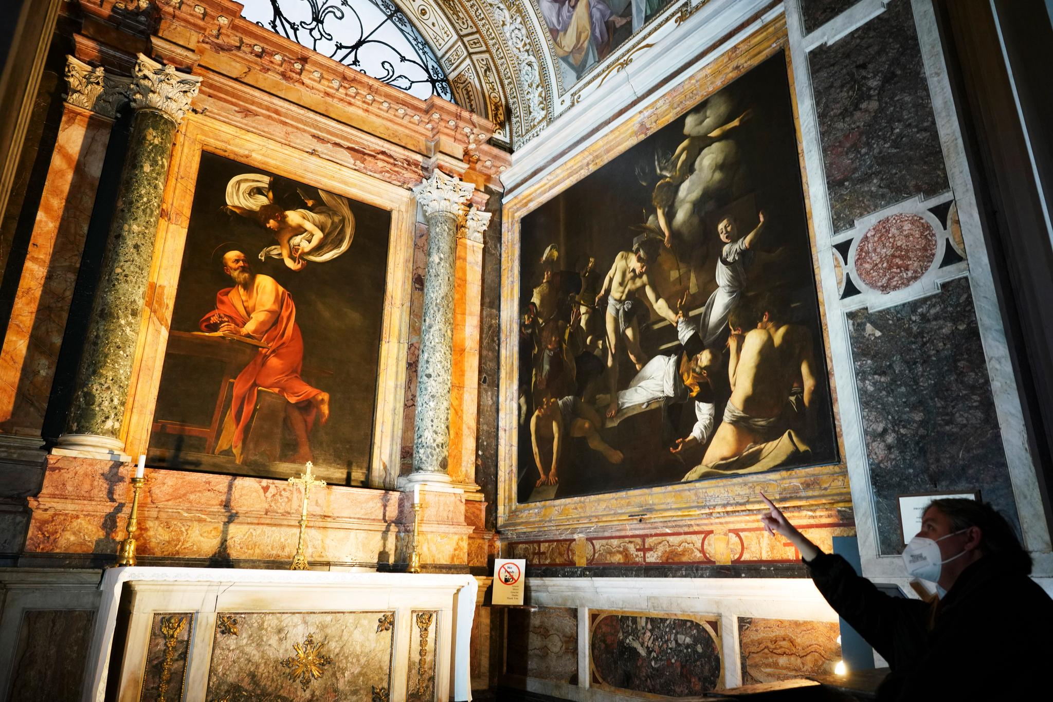 Bildet viser verker av barokkmaleren Michelangelo Merisi, også kjent som Caravaggio, på innsiden av Contarelli-kapellet i Roma. 