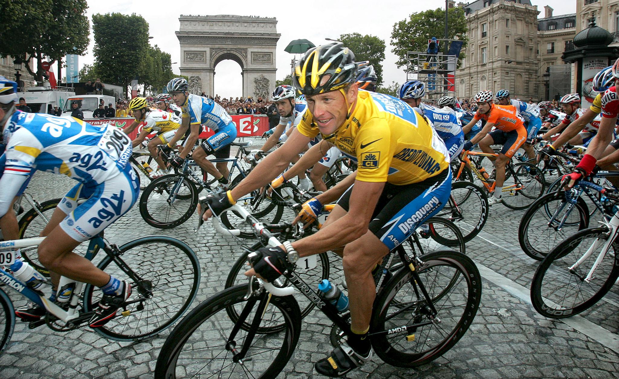 For syvende gang kunne Lance Armstrong smile mens rytterne gjorde unna den siste etappen i Paris i 2005.