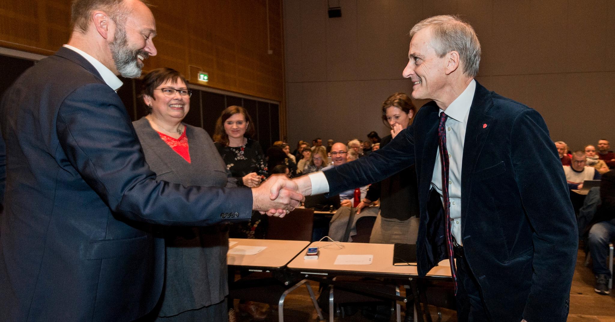 I februar 2019 deltok partileder Jonas Gahr Støre (til høyre) på årsmøtet hos Trondheim Arbeiderparti. Trond Giske og ordfører Rita Ottervik ønsket ham velkommen.