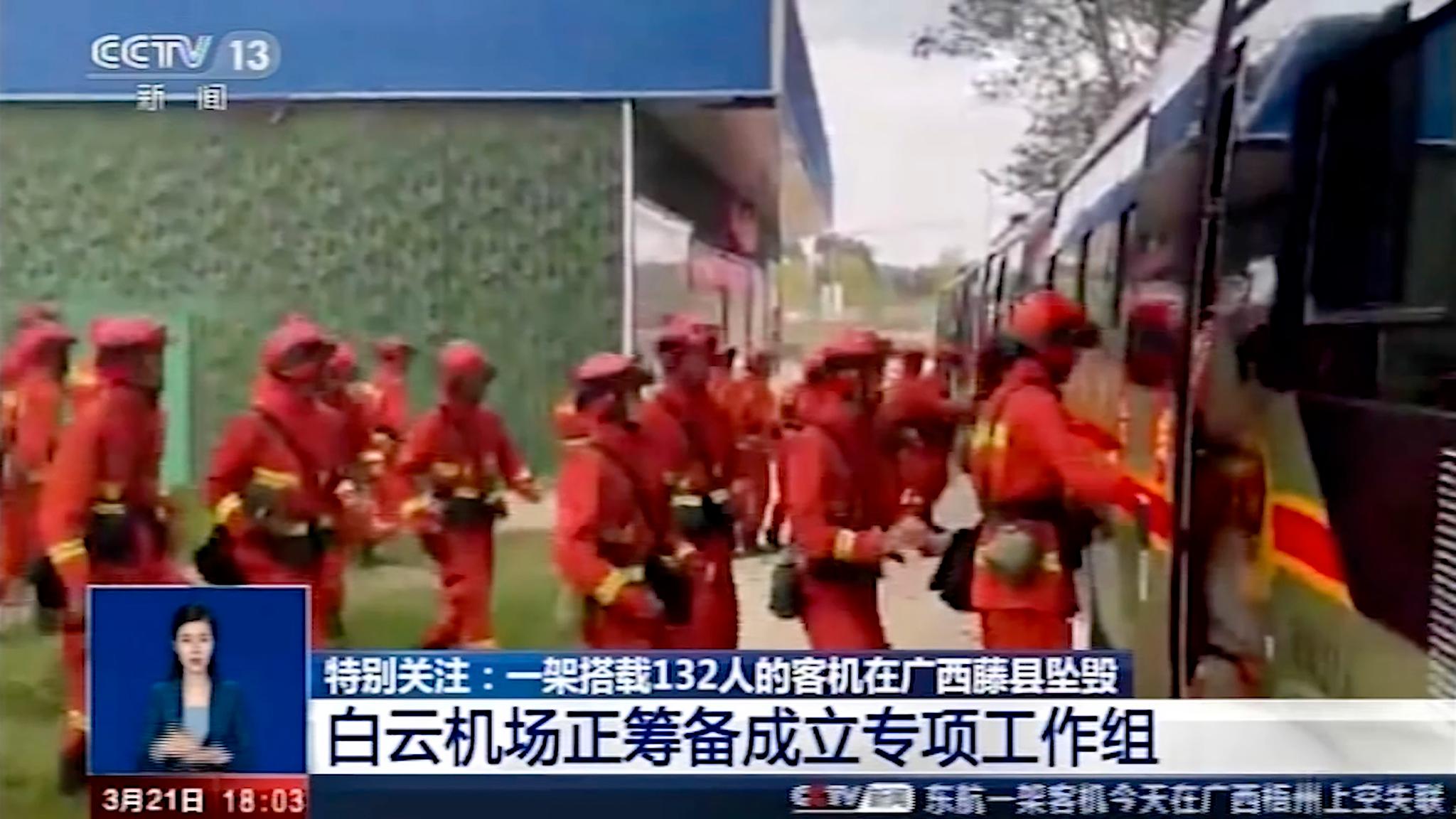 Kinas statlige kringkasting CCTV viste mandag bilder av redningsarbeidere på vei til stedet det er fly med 132 mennesker om bord styrtet. Det er lite håp om å finne overlevende etter ulykken. 