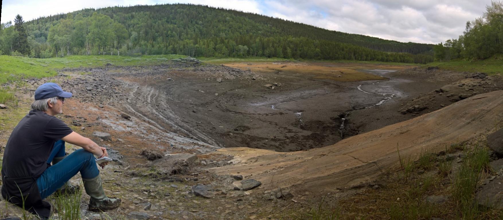 55 millioner liter vann er forsvunnet, og Engavatnet i Velfjord er borte. Vannet forsvinner ned i kratrene på innsjøbunnen. Geolog og artikkelforfatter Reidar Müller til venstre.