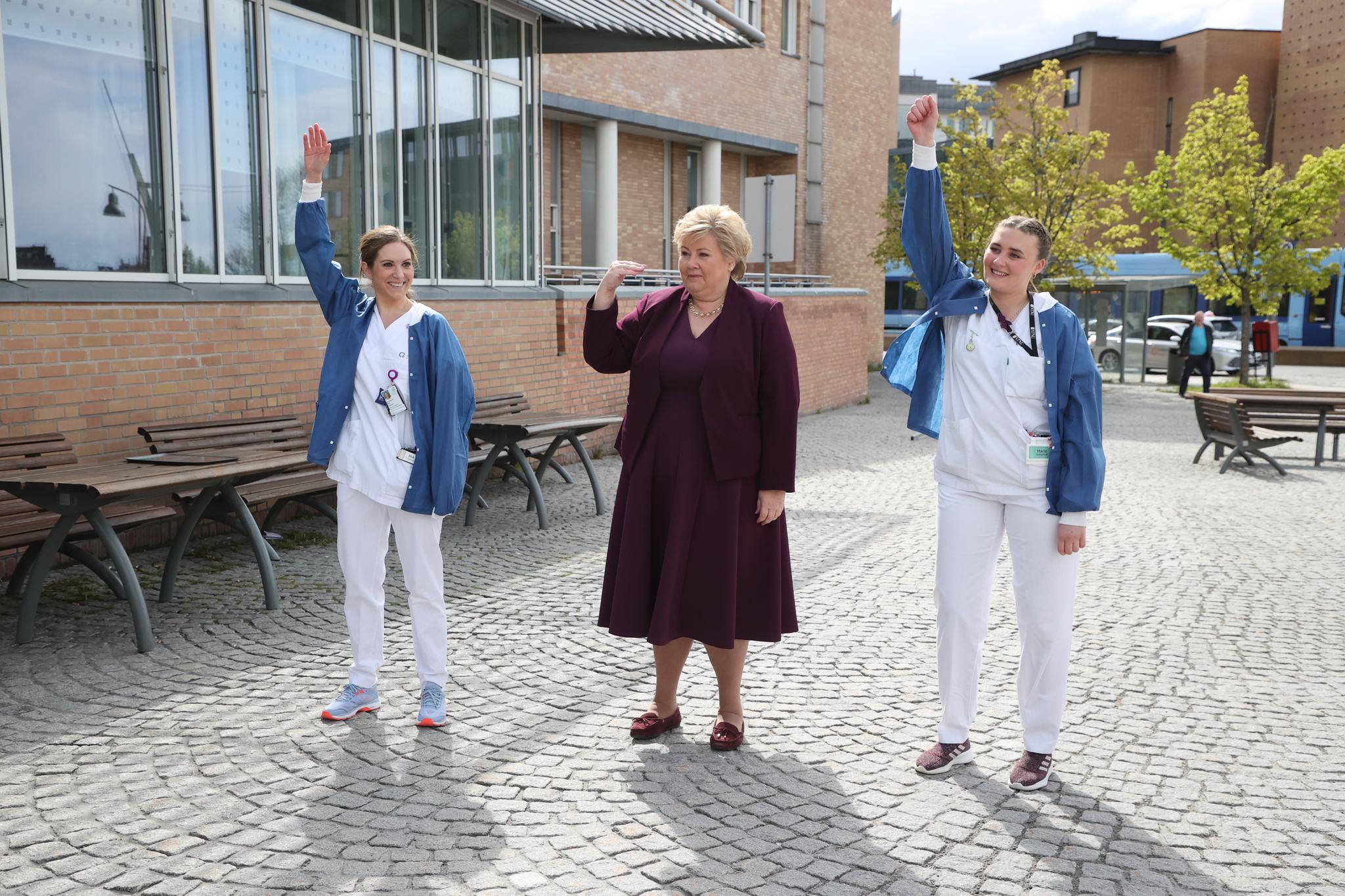 Statsminister Erna Solberg danset sammen med sykepleierne Ida Larsson Gerø og Marie Bachke Lian på Rikshospitalet 12. mai i år. Videoen ble delt på Tiktok, og statsministeren skaffet seg appen i den forbindelse. 