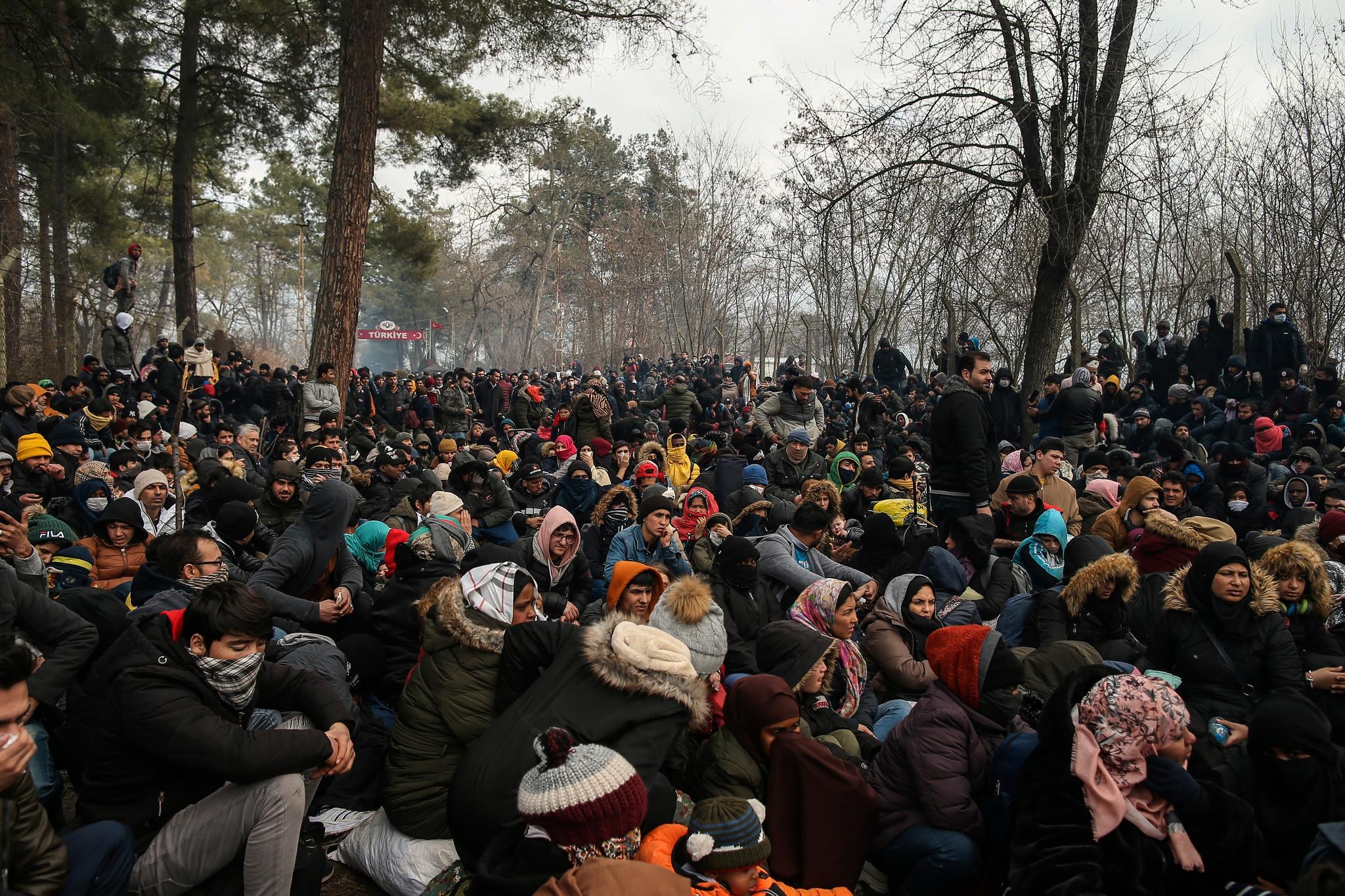 Tusener av flyktninger og migranter har tatt seg fram til grensa mellom Tyrkia og Hellas i håp om å komme seg videre inn i Europa. 