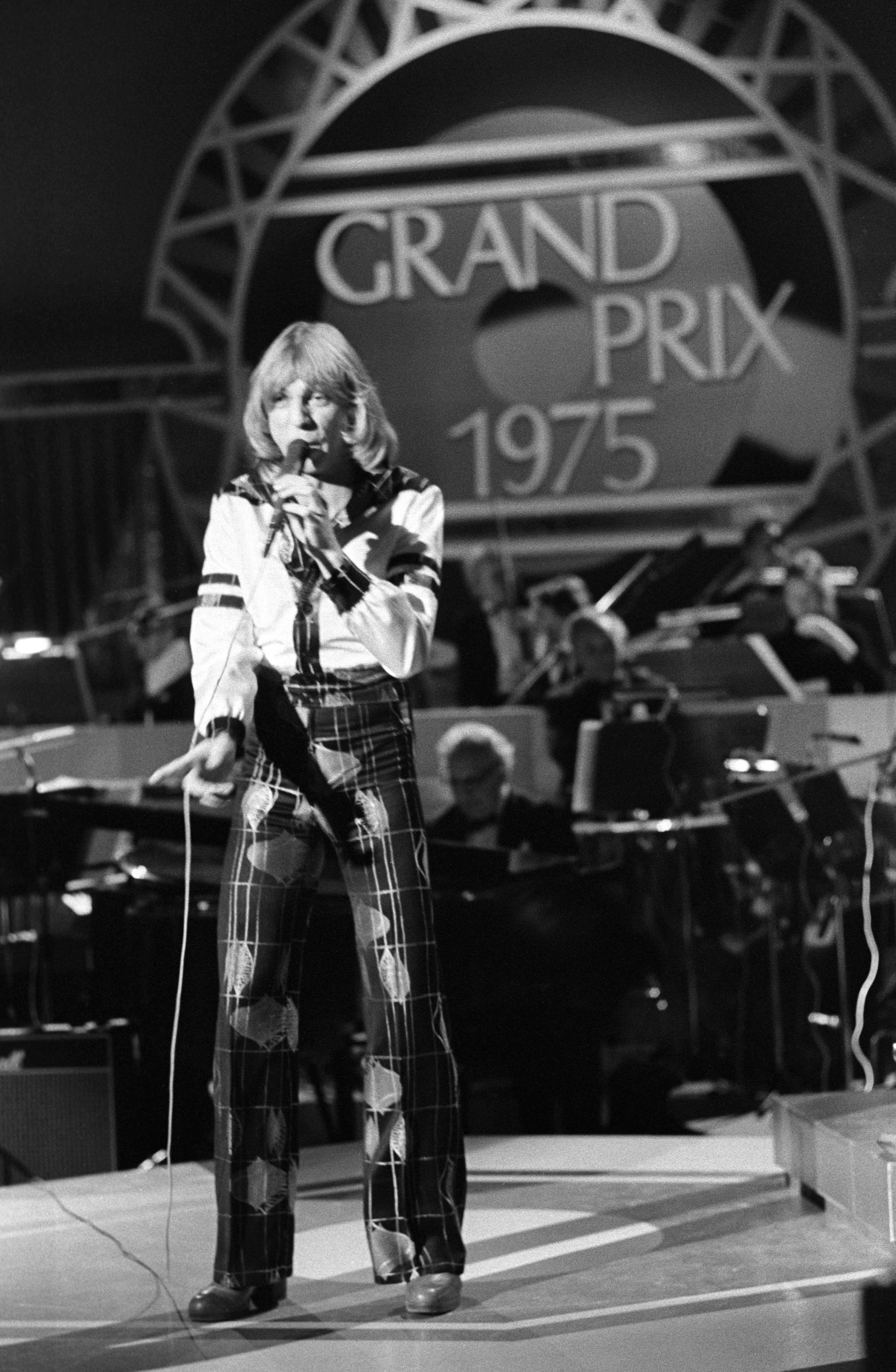 1975: Her er Jahn Teigen under Melodi Grand Prix. Han deltok med sangen «Kjærlighetens under» og kom på 2. plass i finalen, som var den første som ble sendt i farger. 