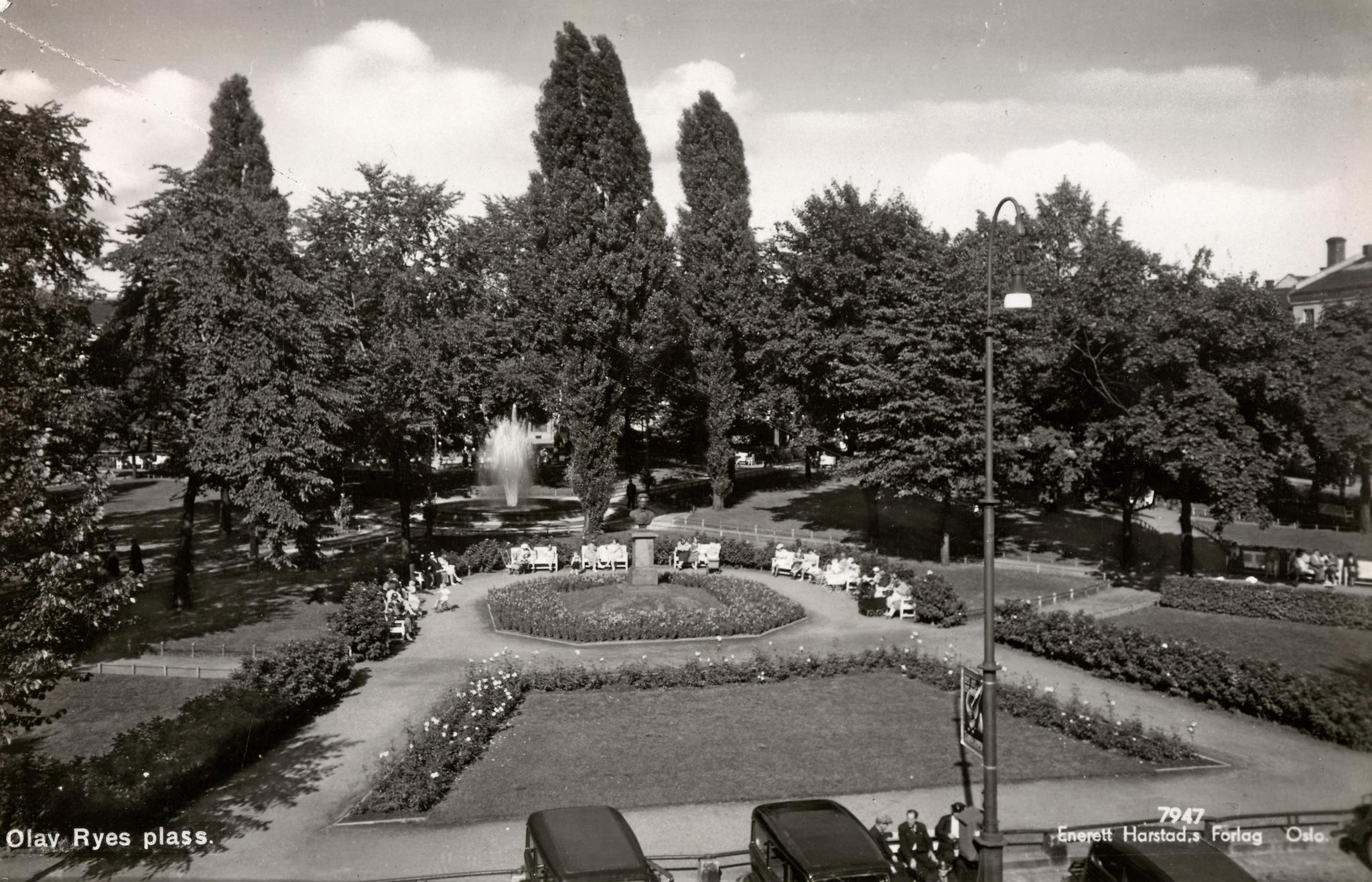Olaf Ryes plass, 1930-årene. Det som tidligere var en åpen løkke ble opparbeidet til park i 1890 og fikk navnet etter generalmajor Olaf Rye. 