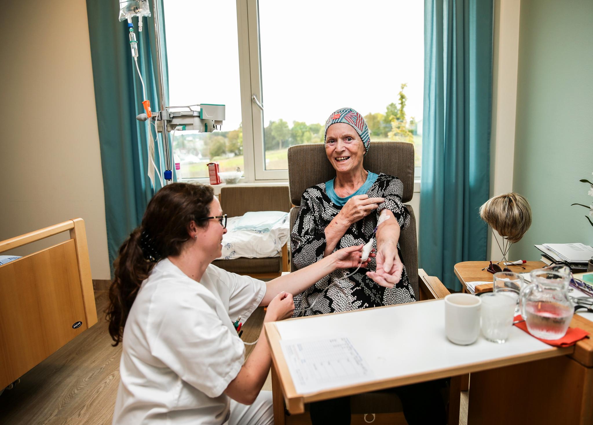  Ved Villa Smidsrød på Nøtterøy får beboere intravenøs behandling av sykepleier og slipper dermed sykehusinnleggelse. Her får Anne-Mari Krokene (74) intravenøs væske med hjelp av Linn Bjerkan (35) som er kreftsykepleier.