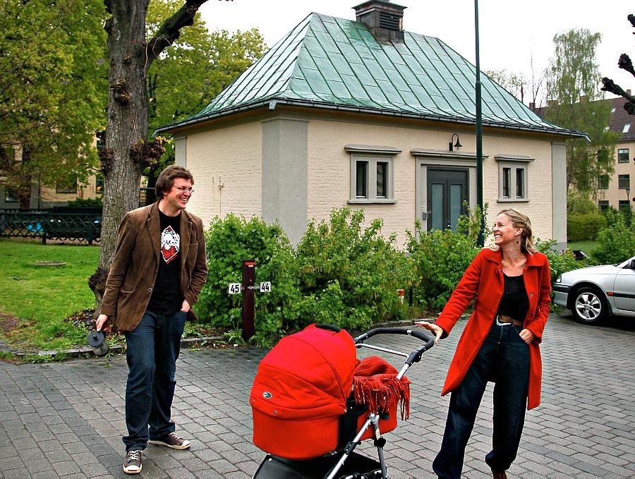 Sivilarkitekt Marit Justine Haugen med datteren Zoey i vogn og initiativtager Audun Aagre grendehuset i Mastrups gate.