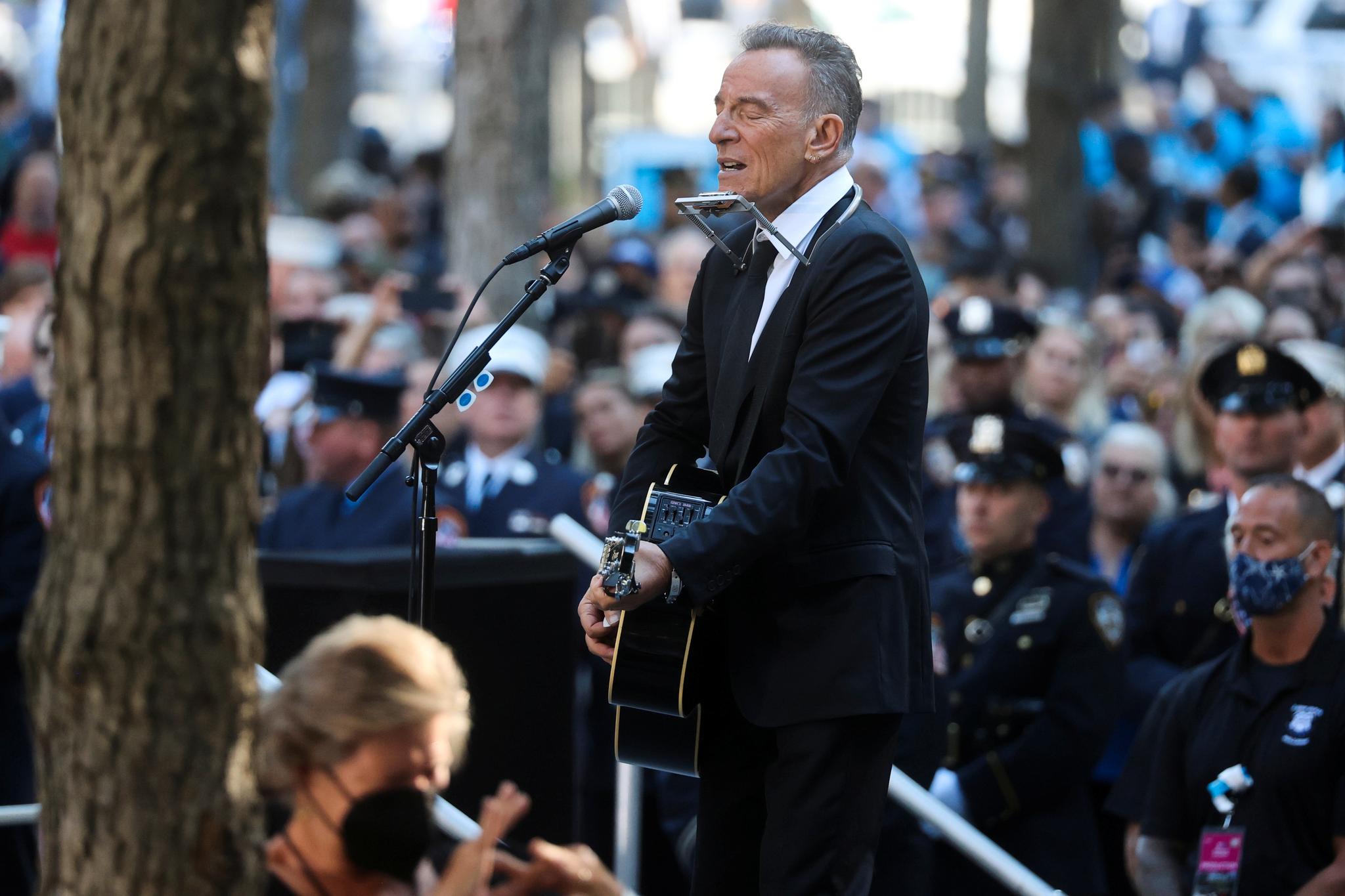 Bruce Springsteen har laget flere sanger inspirert av terrorangrepet. I dag sang han for de sørgende der tvillingtårnene sto. 