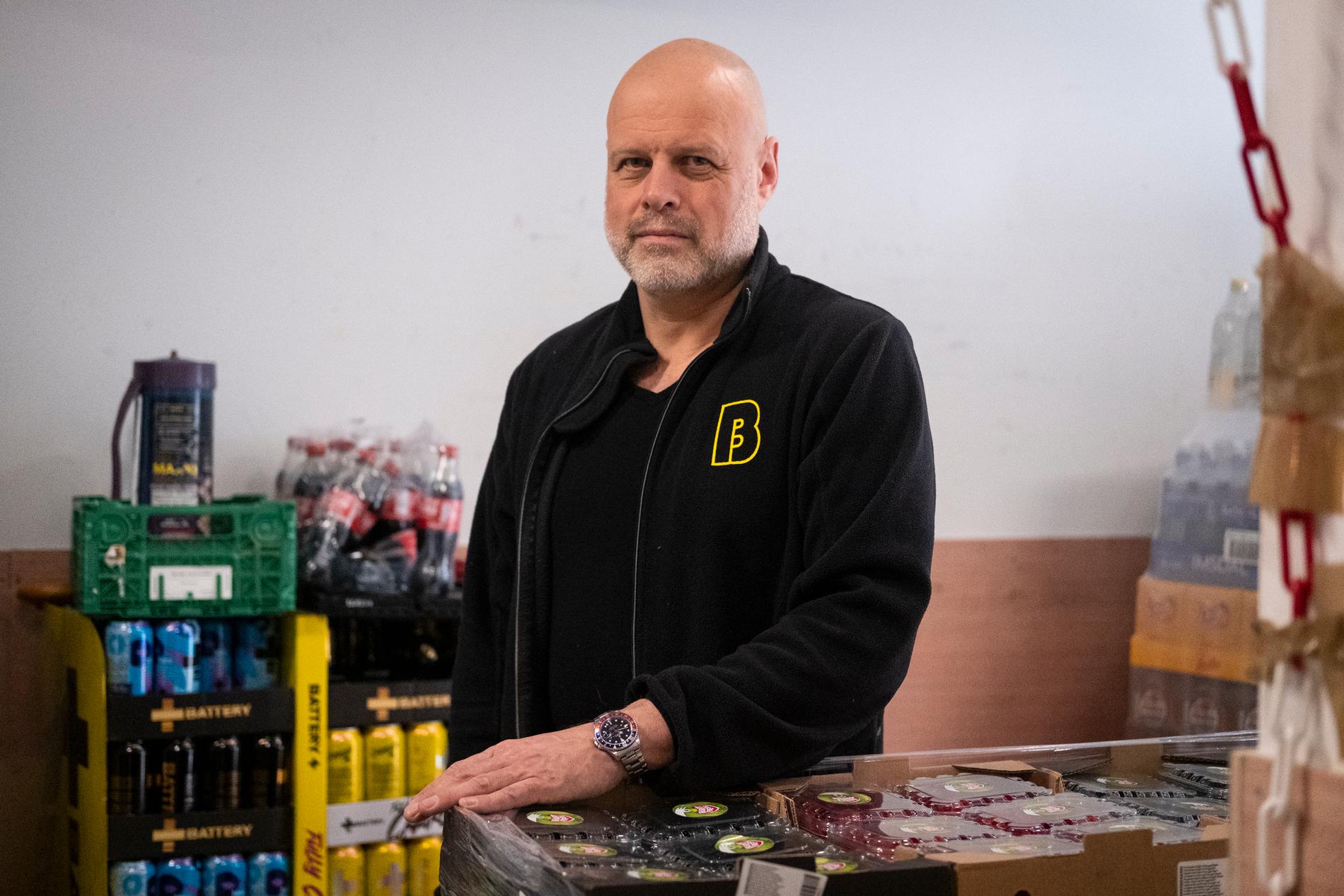 Knut Lislegaard har ni Bunnpris-butikker. Nå tar han grep for å hindre at kunder benytter selvbetjente kasser til å stjele varer.