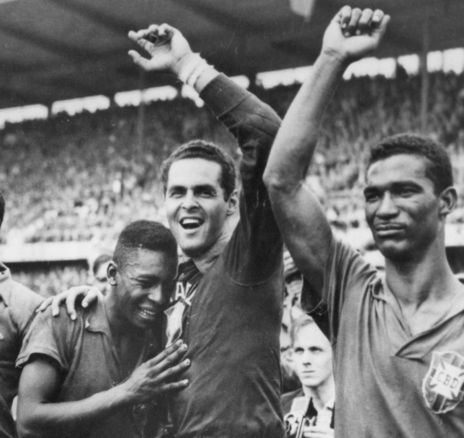 17 år gamle Pelé sammen med keeper Gylmar Dos Santos Neves og Didi etter VM-gullet i 1958.