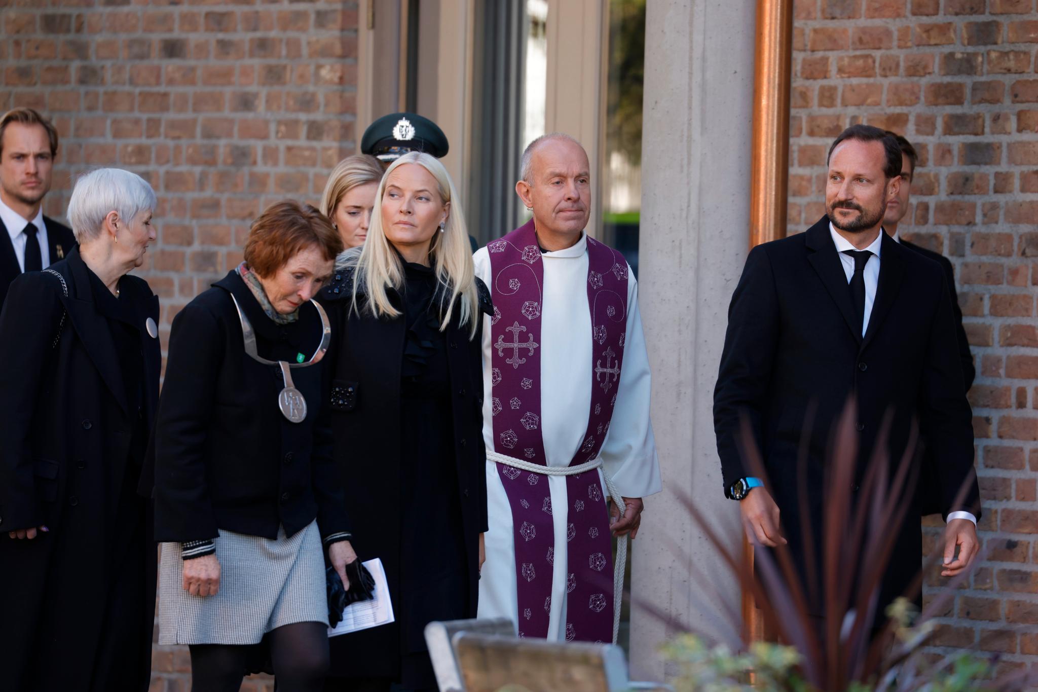 Kronprins Haakon og Kronprinsesse Mette-Marit deltok i prosesjonen ut av kirken på vei til kirkekaffe på rådhuset sammen med blant andre biskop Jan Otto Myrseth, prost Roar Tønnessen og ordfører Kari Anne Sand (Sp).