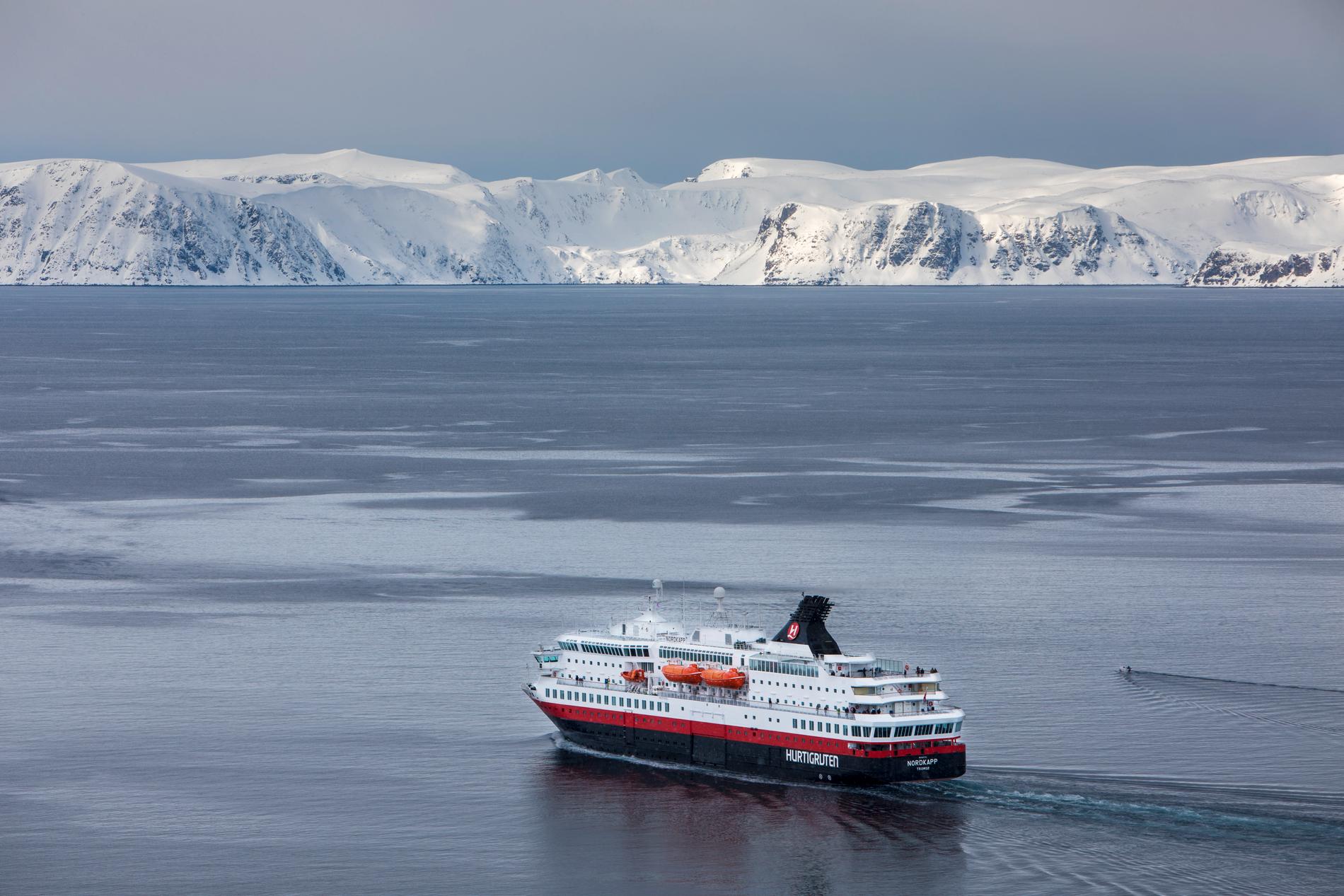 Hurtigruten skal seile med fem skip langs norskekysten fra januar. 